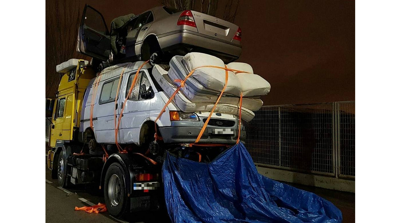 Camión que transportaba una furgoneta, un turismo y colchones Camión detenido por la Guardia Urbana de Barcelona.