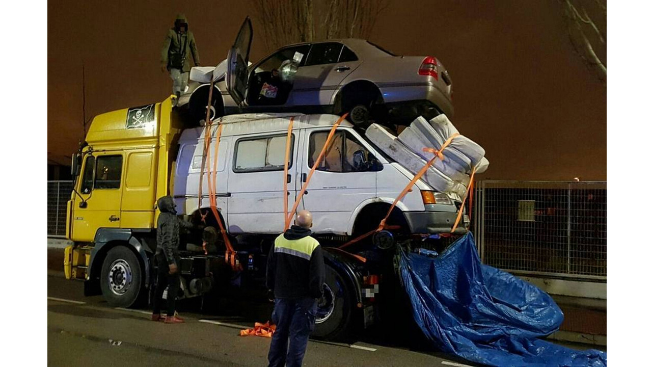Camión que transportaba una furgoneta, un turismo y colchones Camión detenido por la Guardia Urbana de Barcelona.