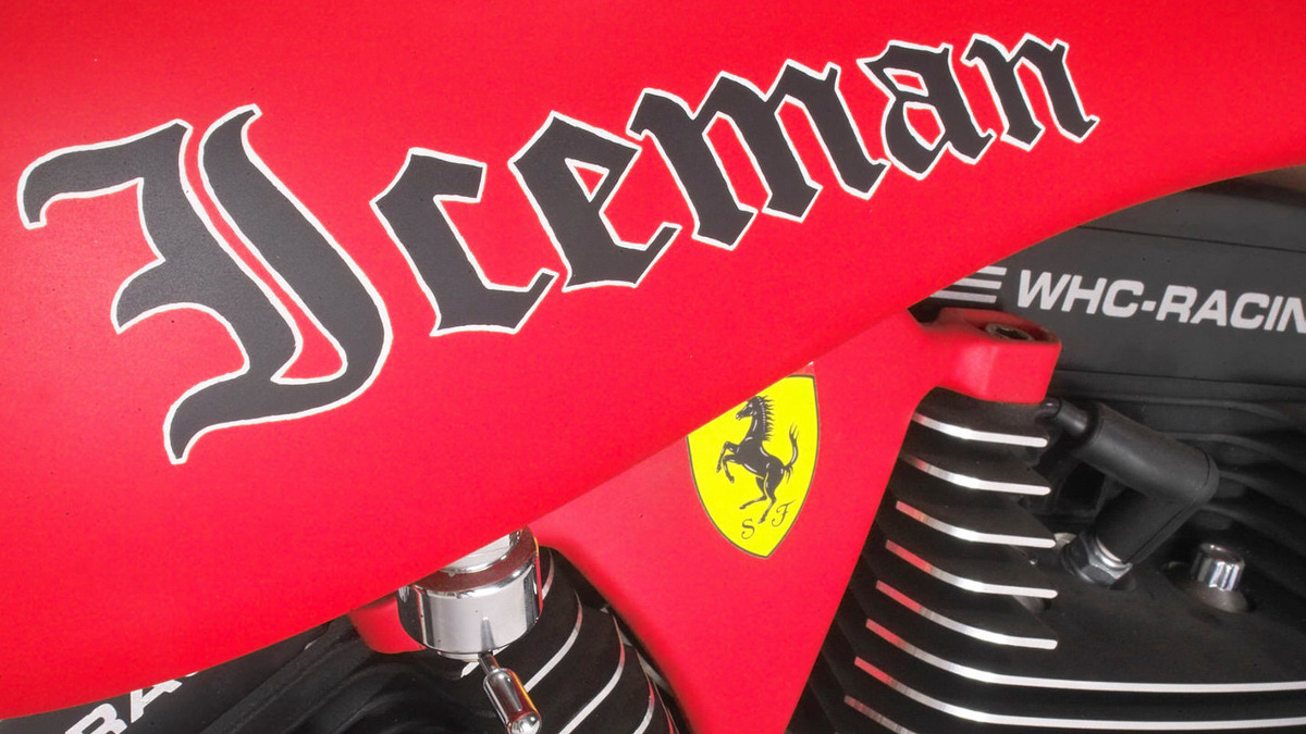 Inscripción en la motaza 'Ferrari' de Kimi Raikkonen Inscripción en la motaza 'Ferrari' de Kimi Raikkonen