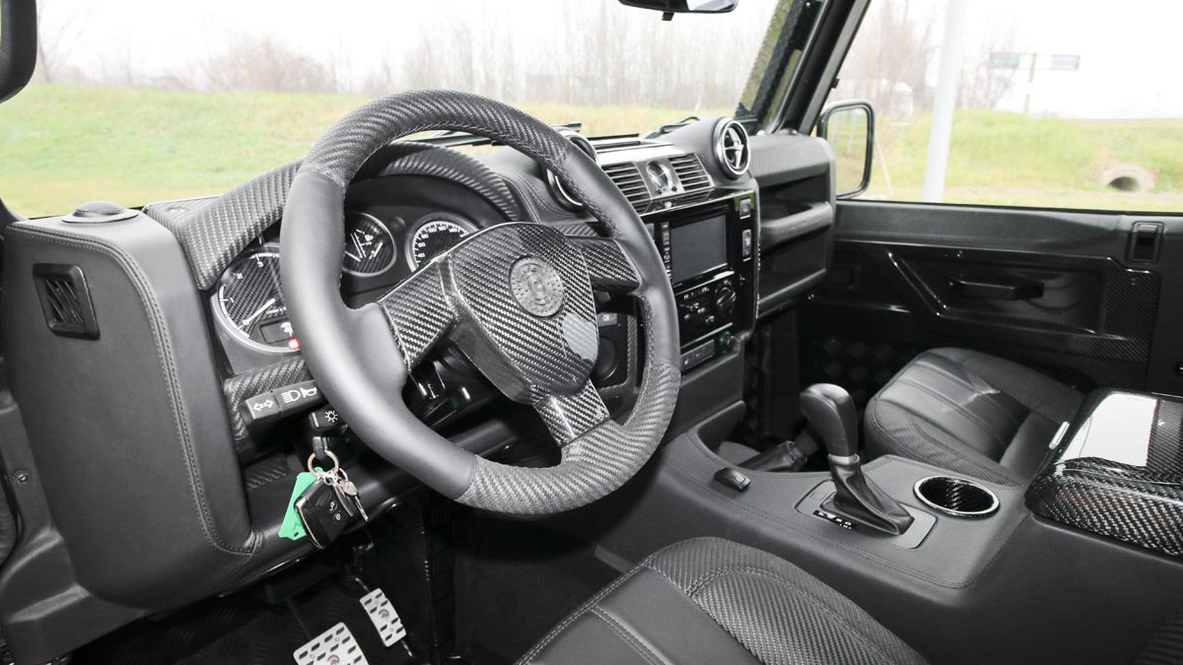Prueba Land Rover Defender Ares Design interior fibra carbono