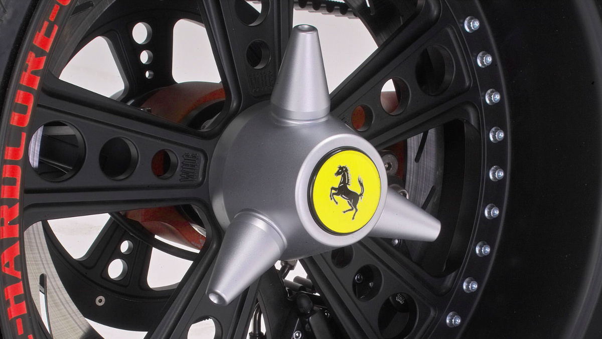Ruedaca de la moto 'Ferrari' de Kimi Raikkonen Ruedaca de la moto 'Ferrari' de Kimi Raikkonen