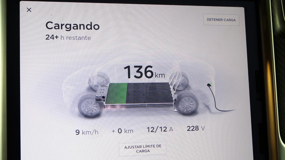 Tesla Model X cargando autonomia coches electricos carga electrica cargador