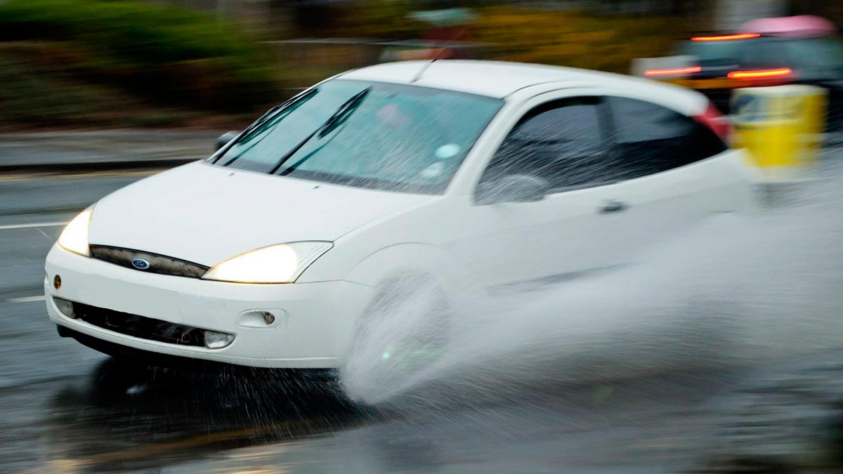 Conducir con lluvia Ford Focus compacto agua charco aquaplaning
