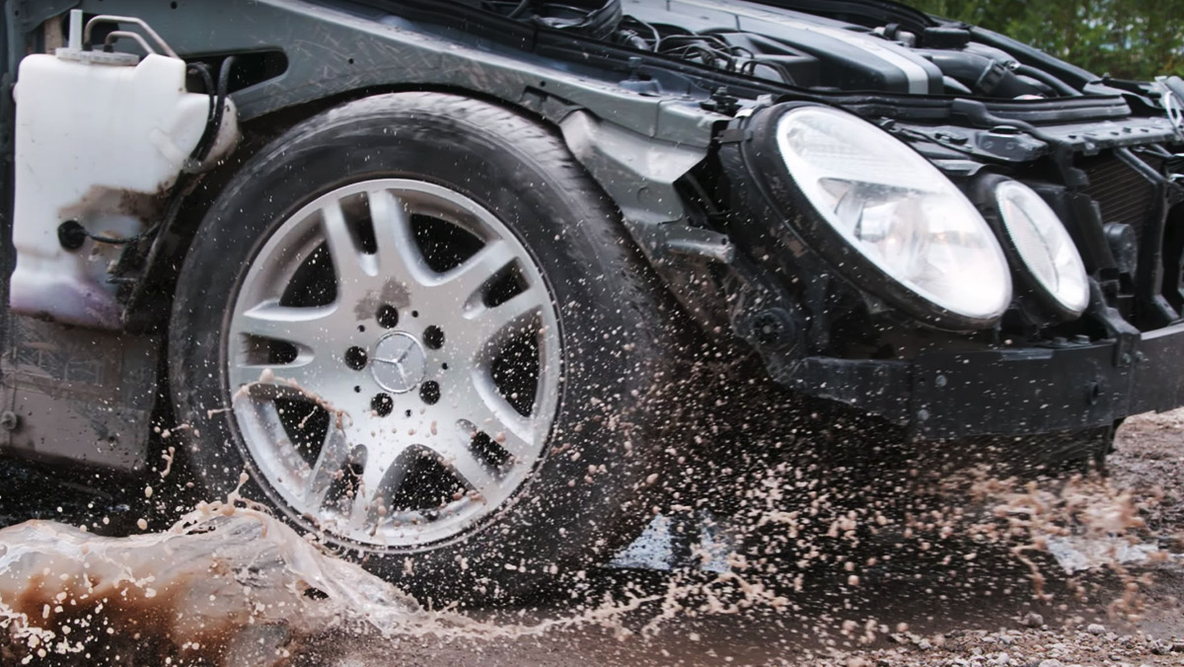¿Cuánto sufre tu coche al pasar por un bache?