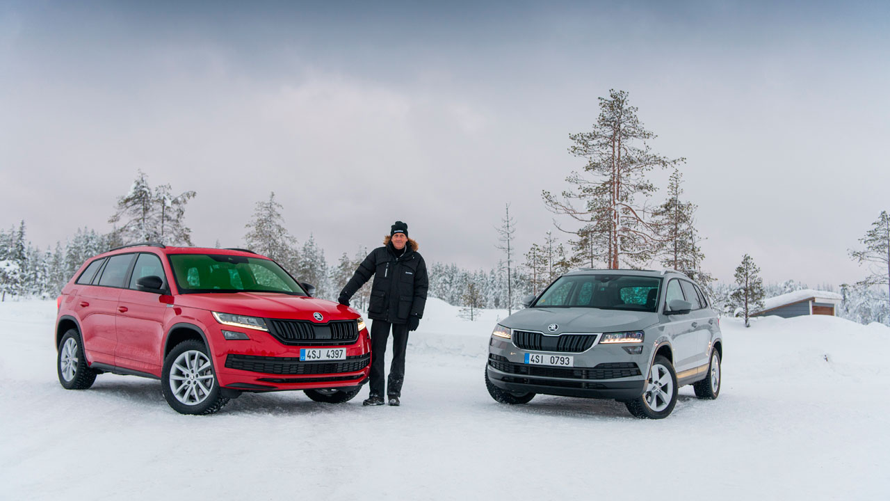 Hans Joachim Stuck entre un Skoda Kodiaq y un Karoq Hans Joachim Stuck entre un Skoda Kodiaq y un Karoq