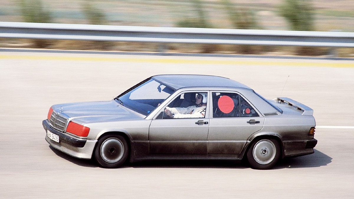 El Mercedes 190 E 2.3-16 batiendo un récord de velocidad en Nardò El Mercedes 190 E 2.3-16 batiendo un récord de velocidad en Nardò