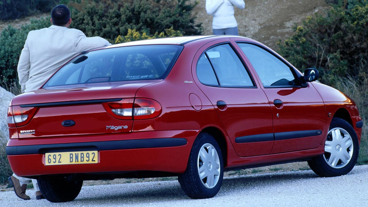 Renault Megane Classic Sedan compacto pequeño barato desaparecido
