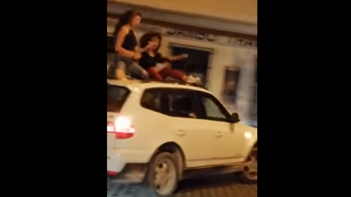 Vídeo: Dos Jóvenes Bailando Sobre El Techo De Un Coche En Marcha En ...