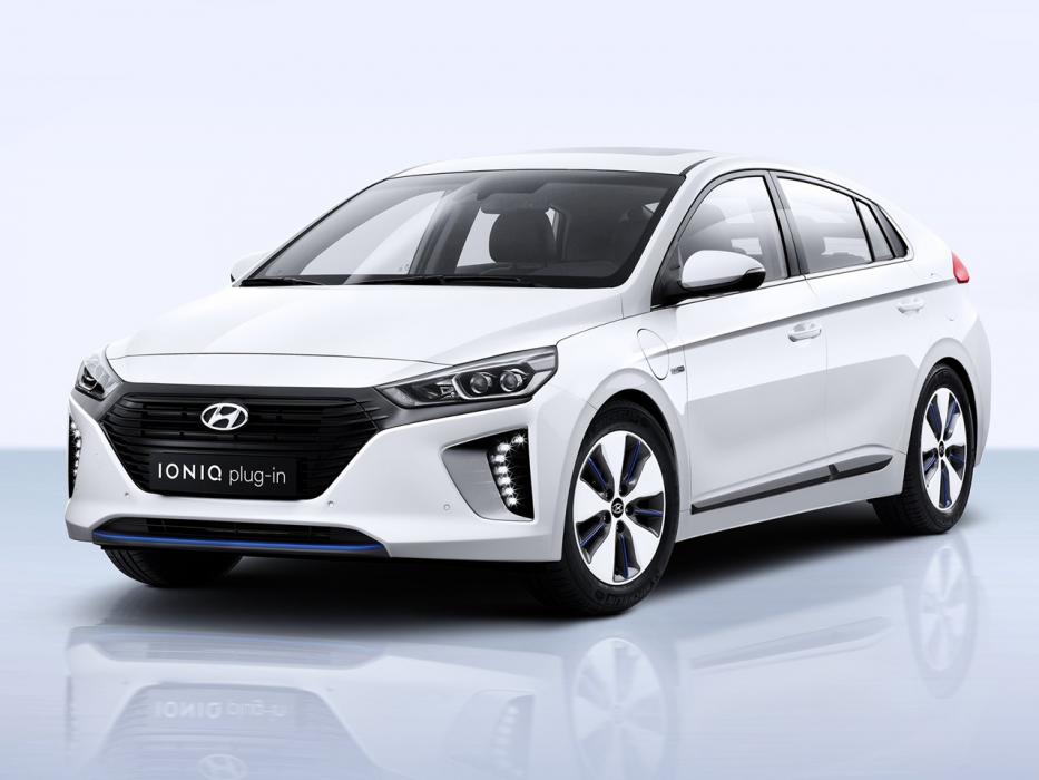 Cinco coches híbridos eléctricos Hyundai Ioniq Plug-In Hybrid