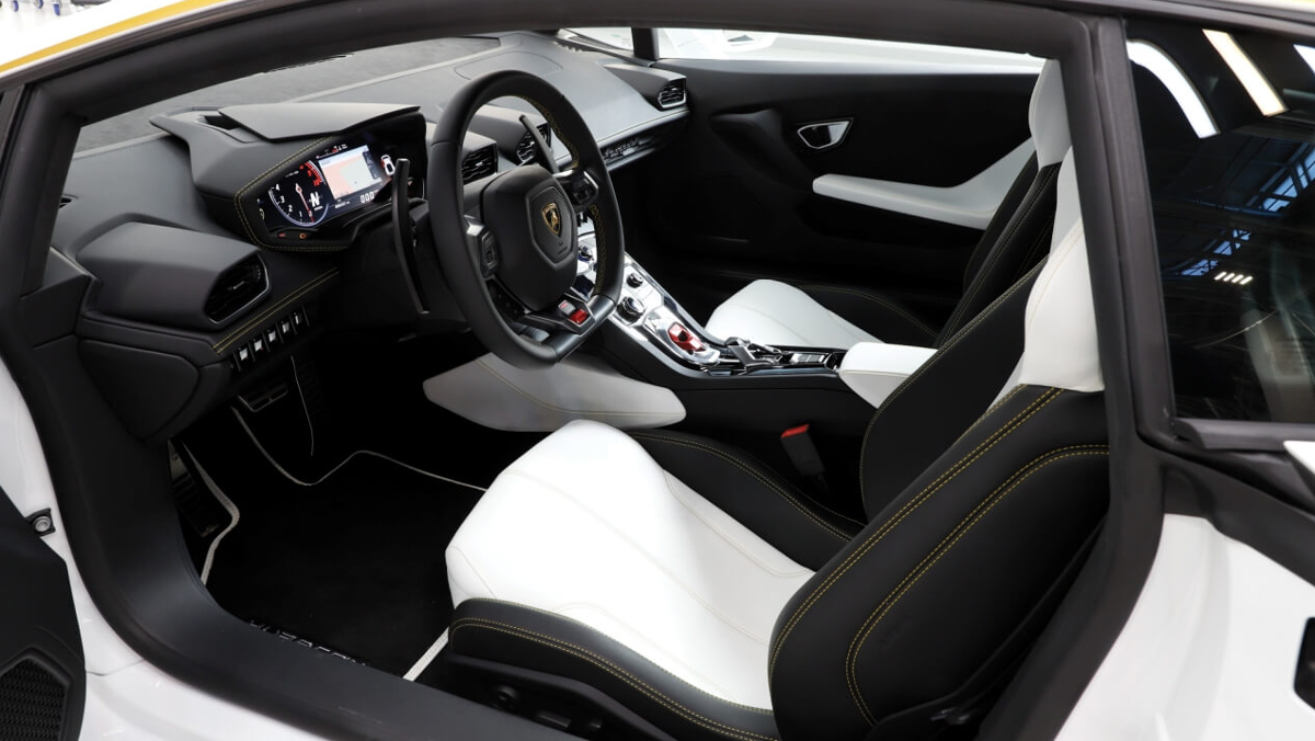 Interior del Lamborghini Huracán del Papa Interior del Lamborghini Huracán del Papa