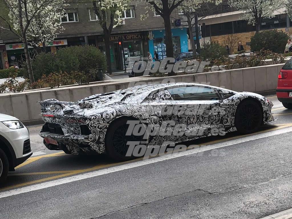 Lamborghini Aventador Jota SV trasera Menos mal que lo camuflan