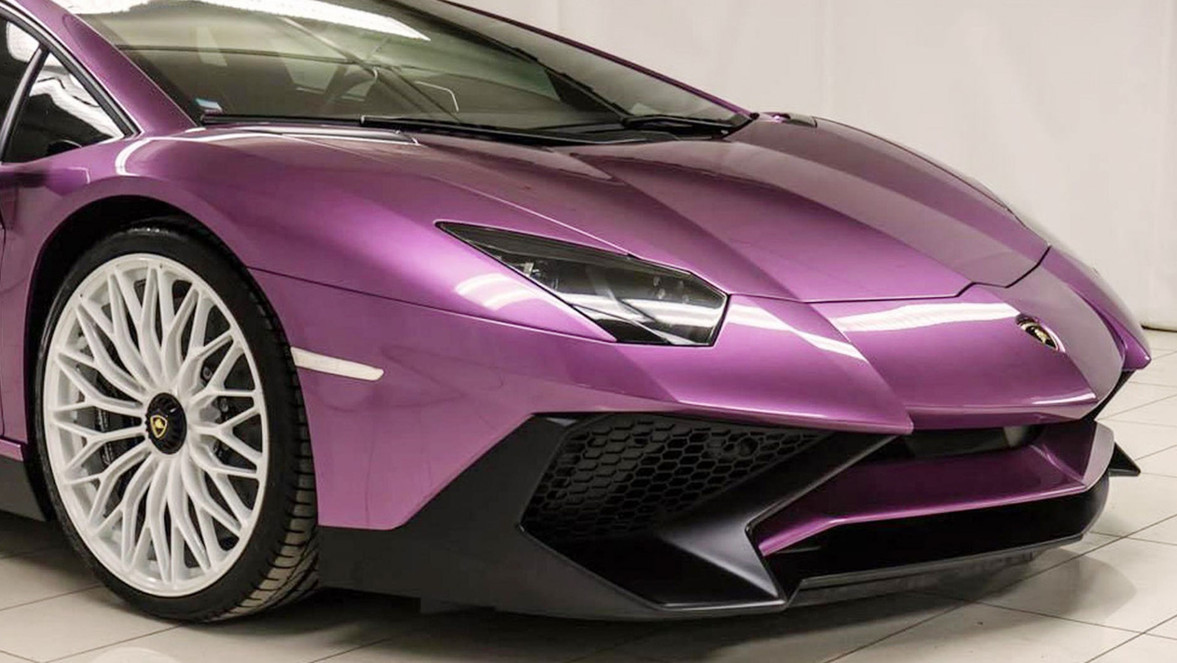Lamborghini Aventador violeta