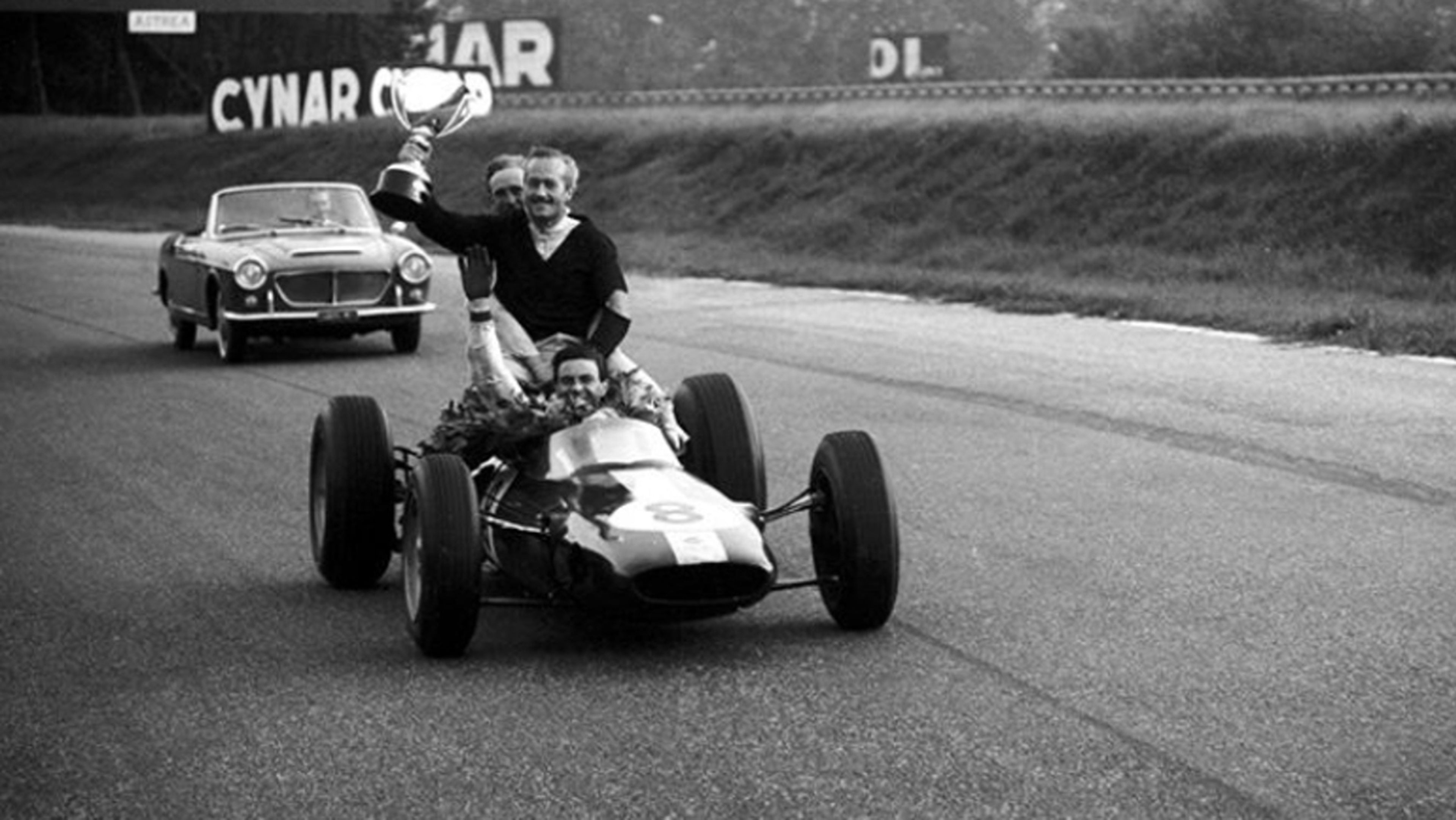 Lotus 25 con Chapman y Clark