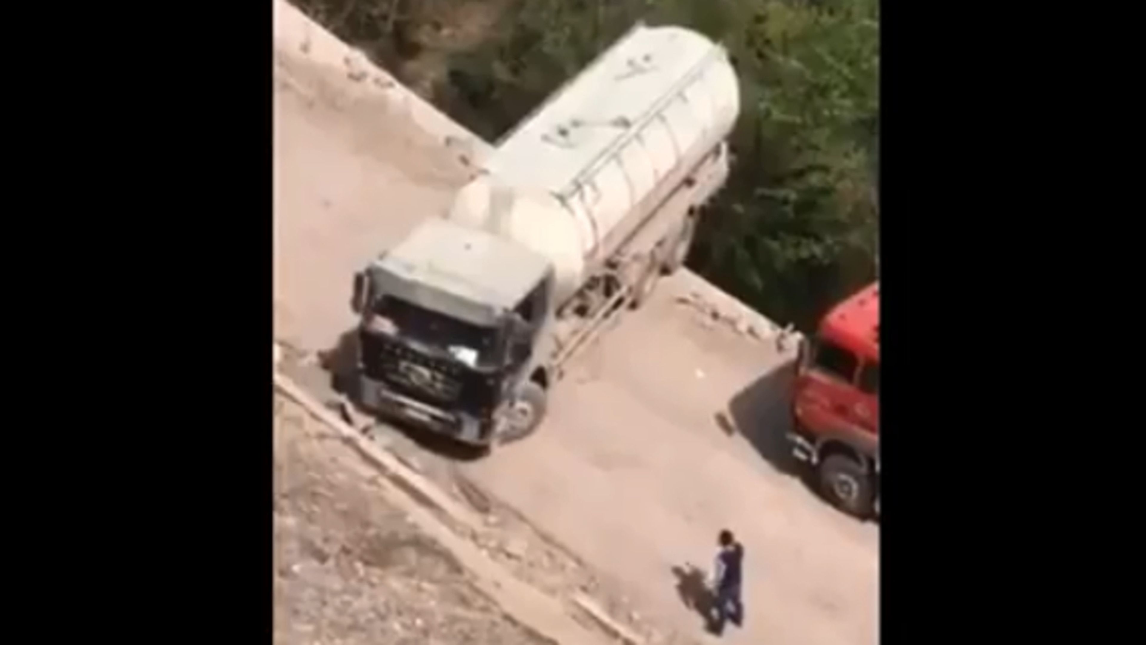 Maniobra al límite de un camión chino