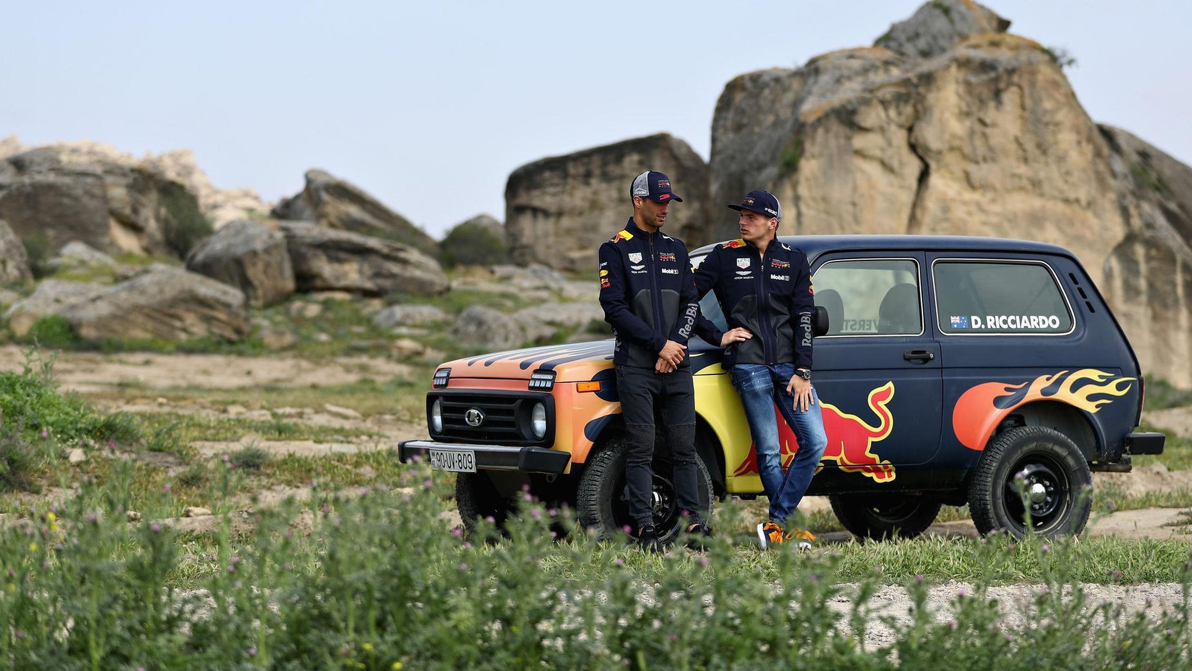 Ricciardo y Verstappen con un Lada Niva