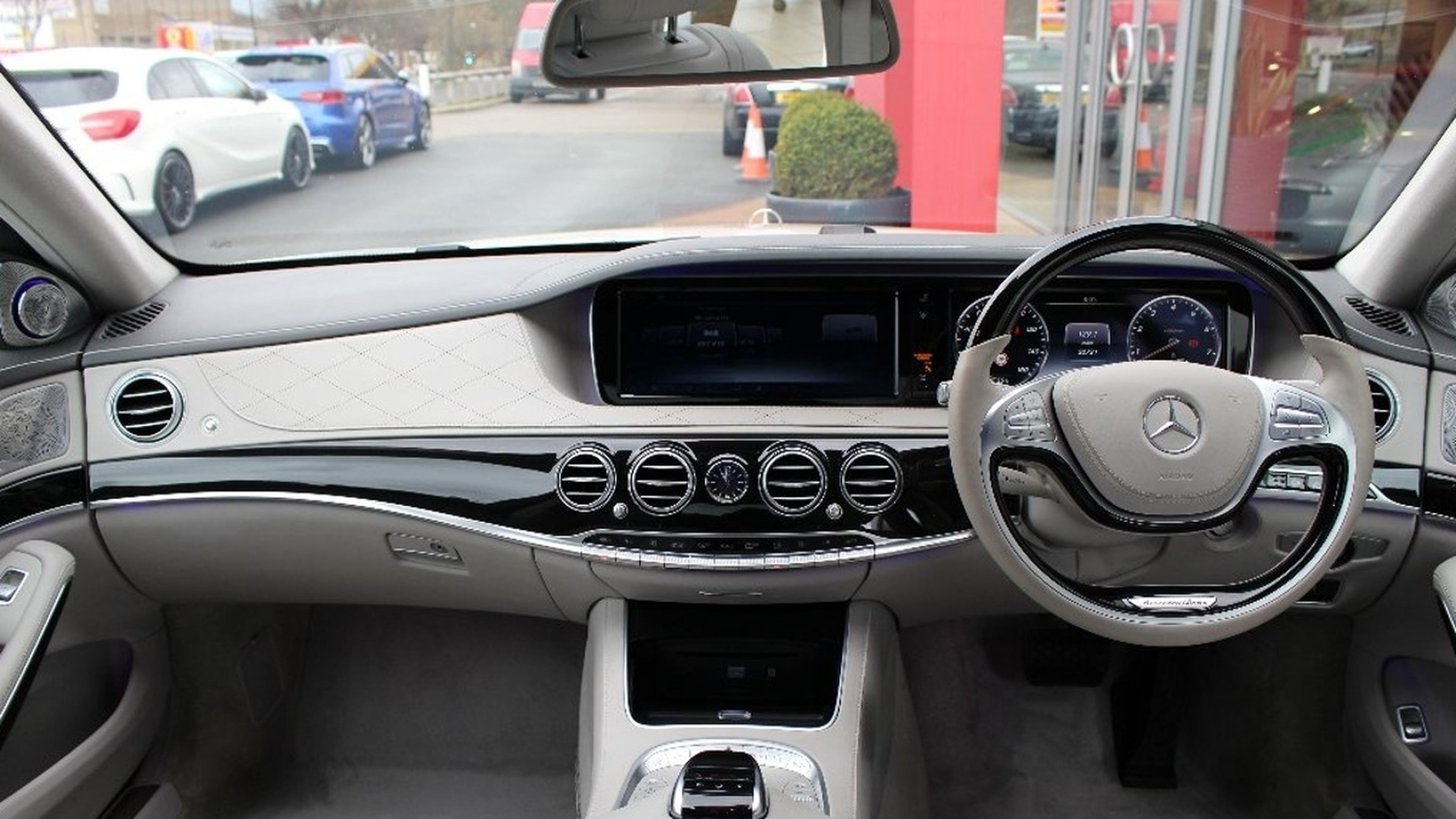 Interior del Mercedes Maybach S600 de Hamiton