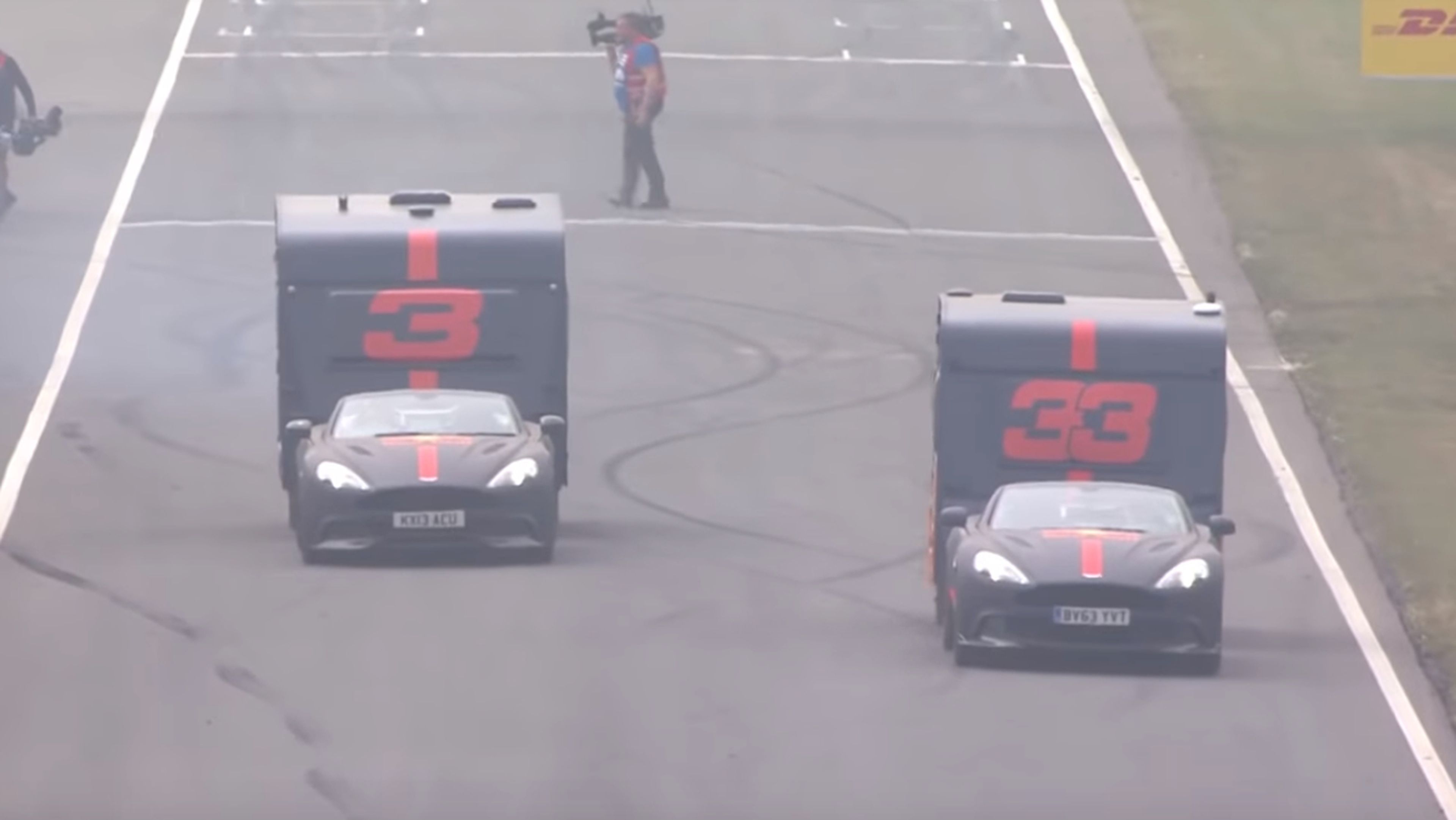 Ricciardo y Versteppen en una loca carrera de caravanas