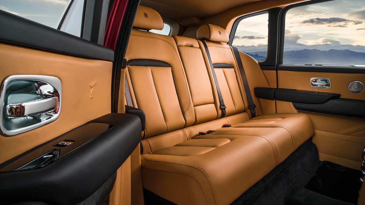 Rolls-Royce Cullinan plazas traseras SUV de lujo grande tamaño rojo gris todoterreno cuero