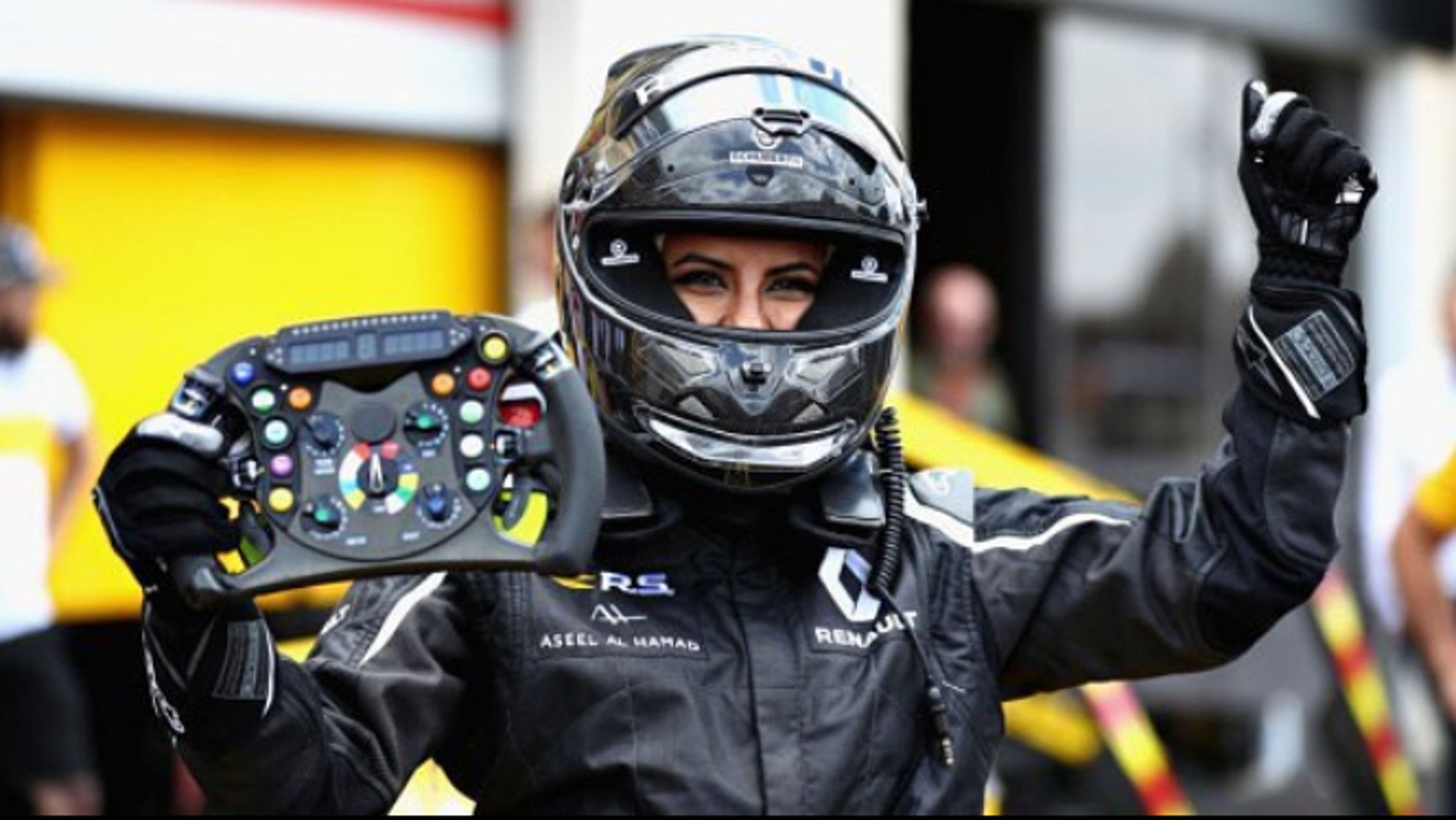 Una mujer saudí en un F1 en el GP Francia F1