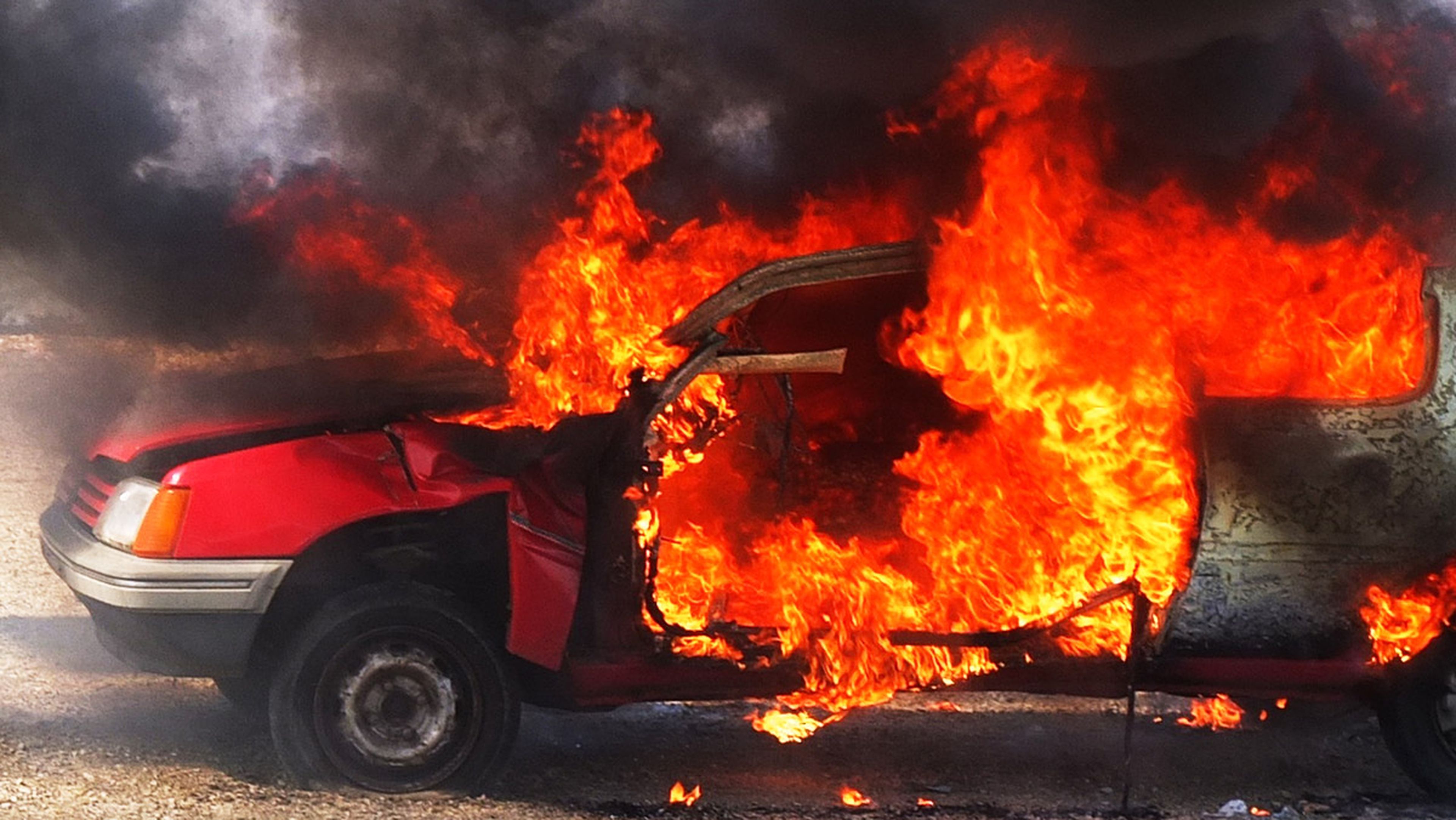 Un Peugeot 205 envuelto en llamas