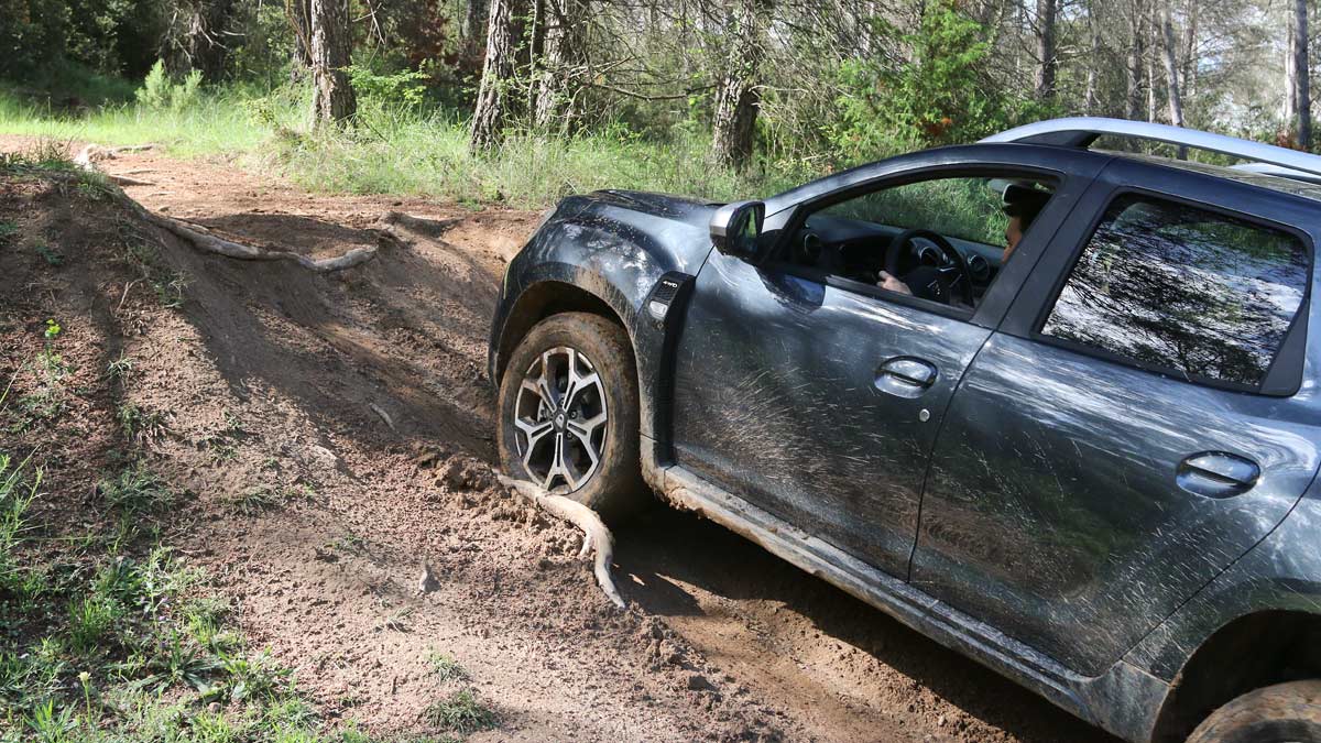 Prueba off-road Dacia Duster 4x4 todoterreno barato compacto SUV awd todo terreno trialera barro