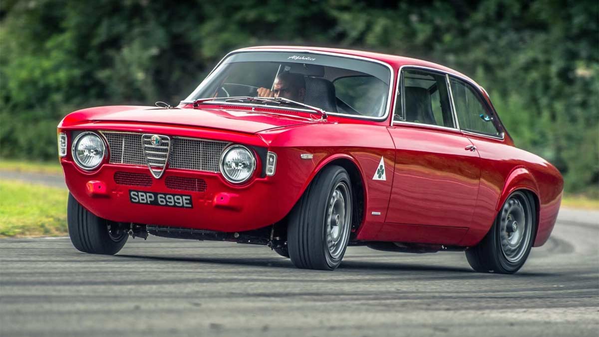 Alfaholics GTA-R restomod deportivo italia clasico drift chris harris circuito derrape