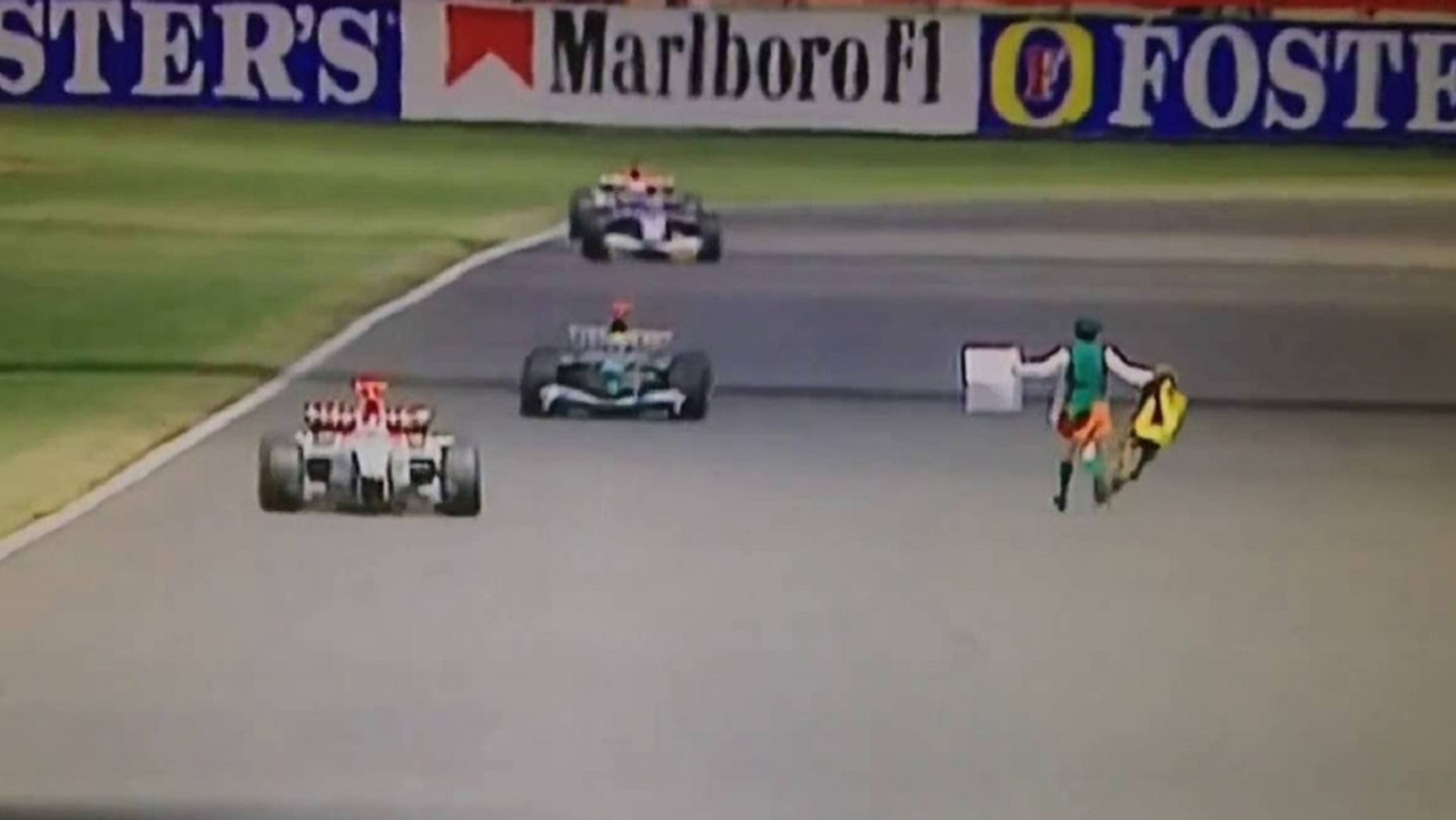 Un cura invade la pista en el GP Gran Bretaña F1 2003