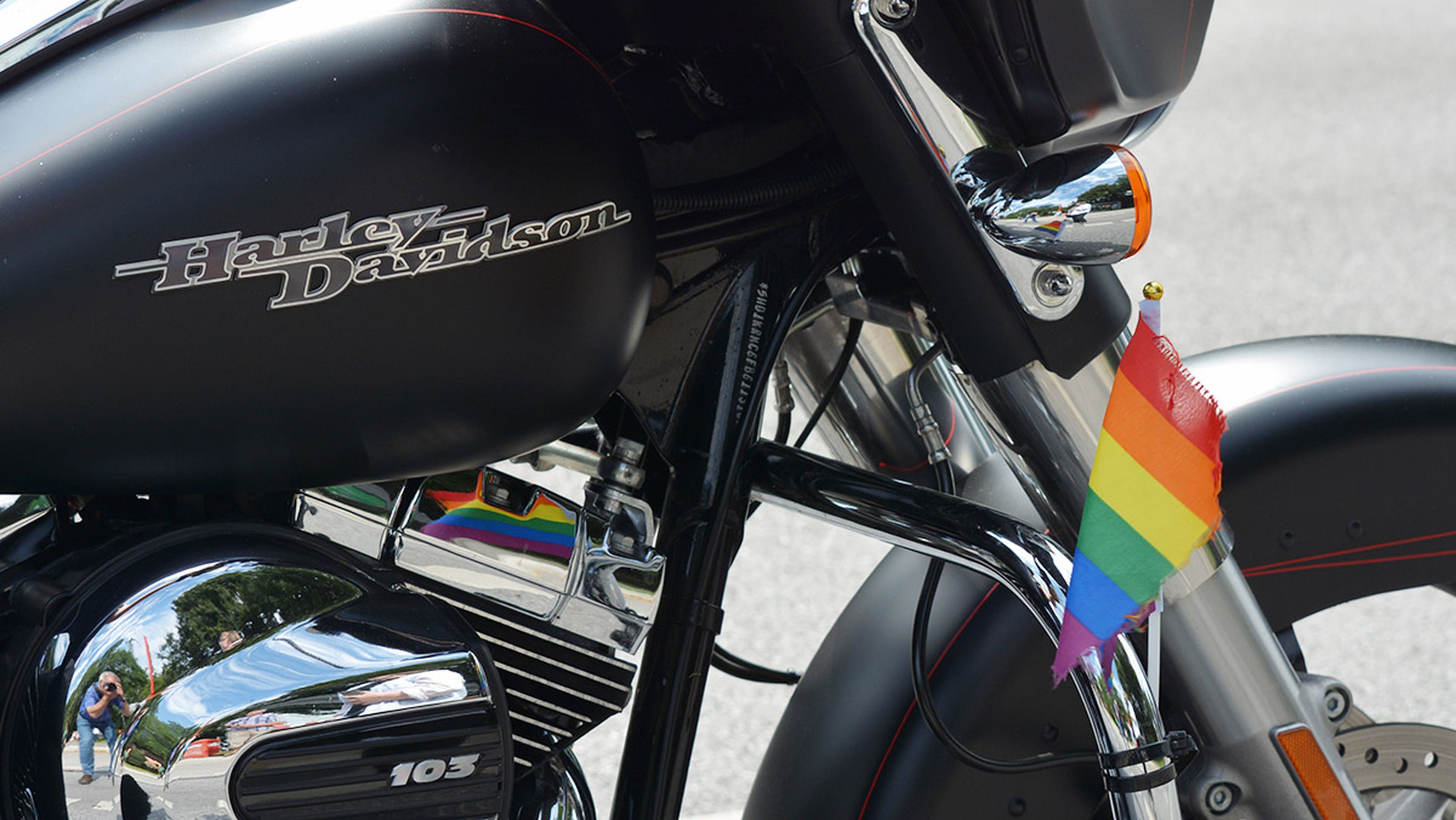 Harley Davidson con la bandera del Orgullo Gay