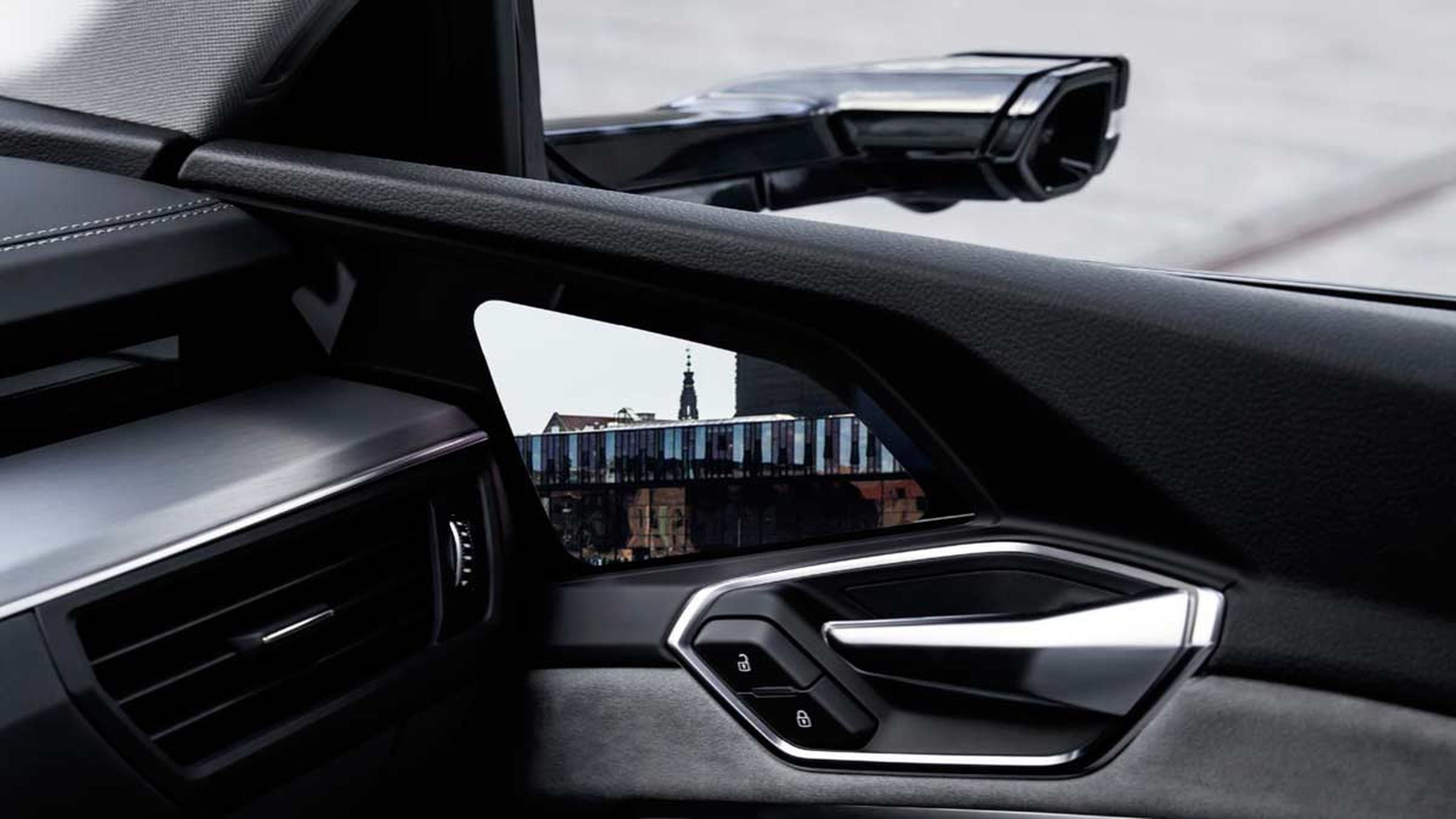 Interior del Audi e-tron - retrovisores digitales