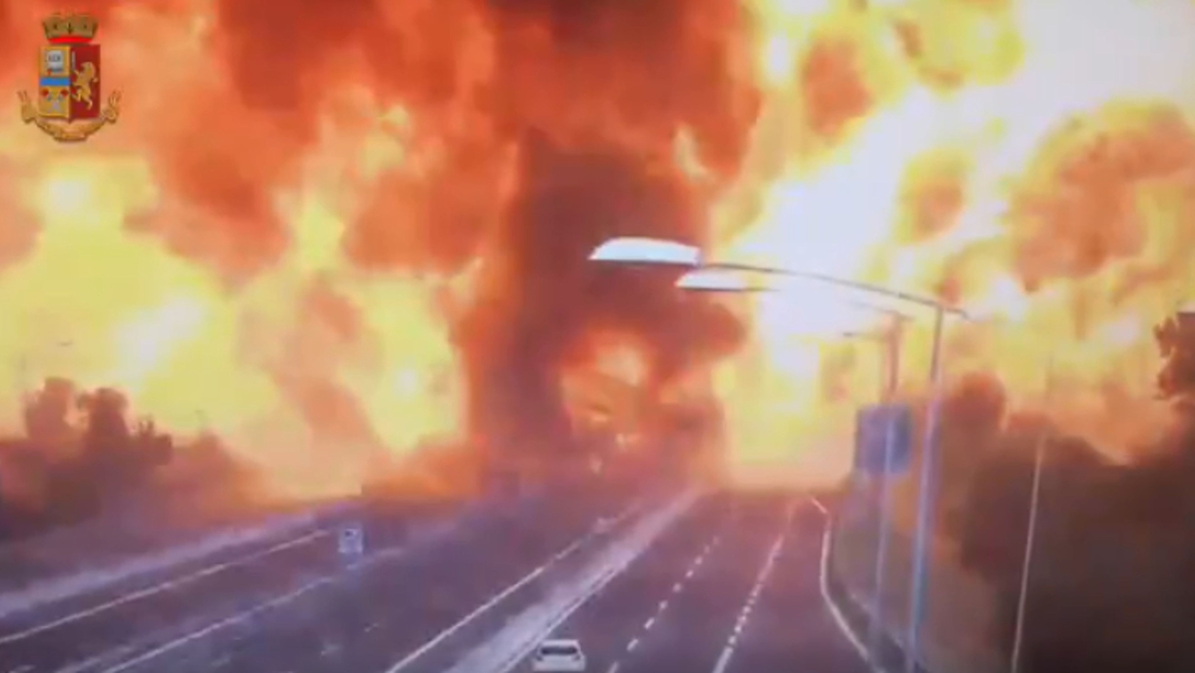 Así explota un camión con gas en una autopista en Italia