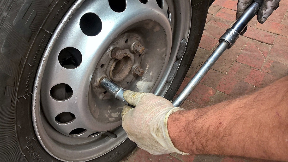 Cambiando una rueda del coche Cambiando una rueda del coche