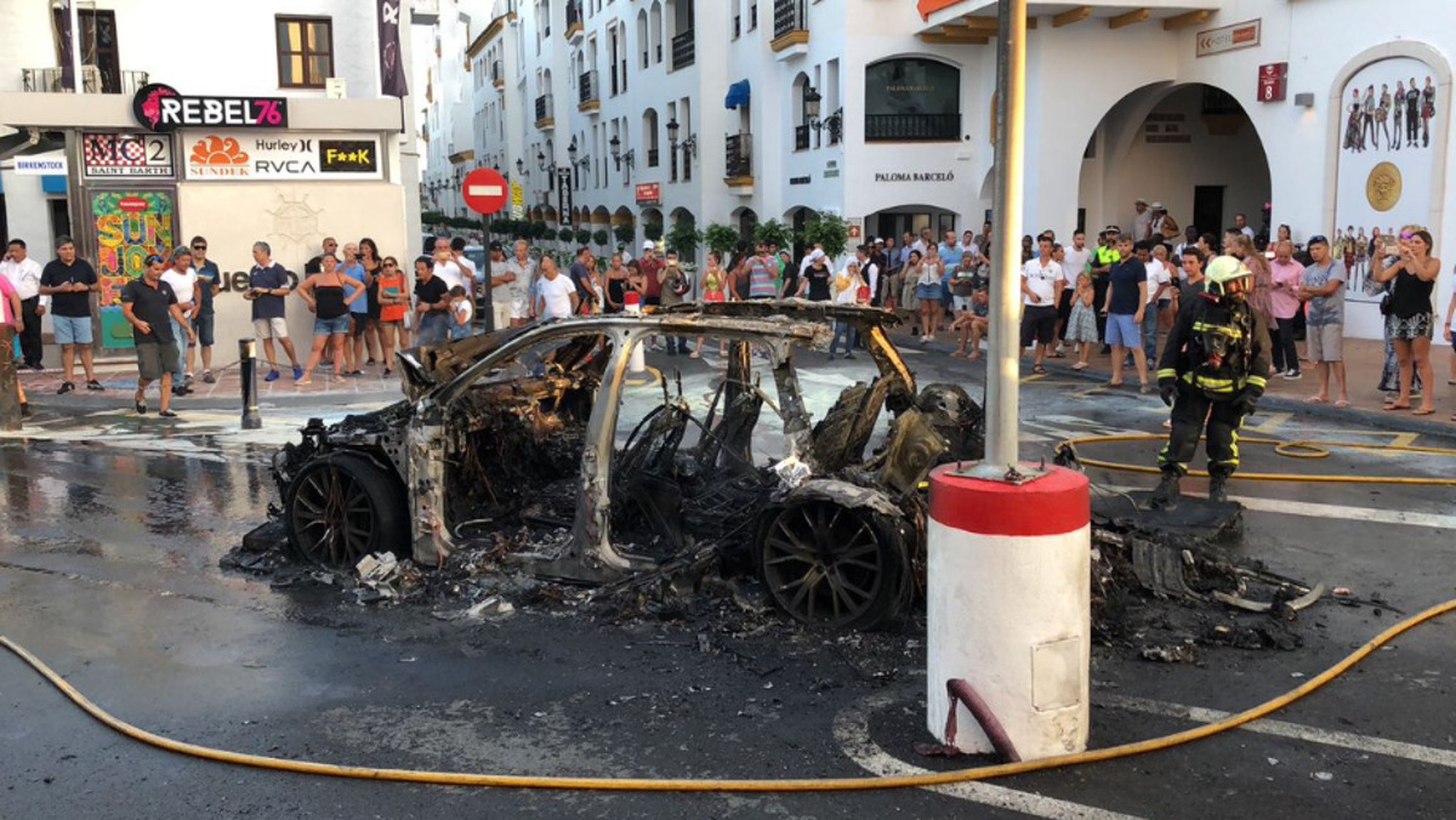 Un coche explota en Puerto Banús, Marbella