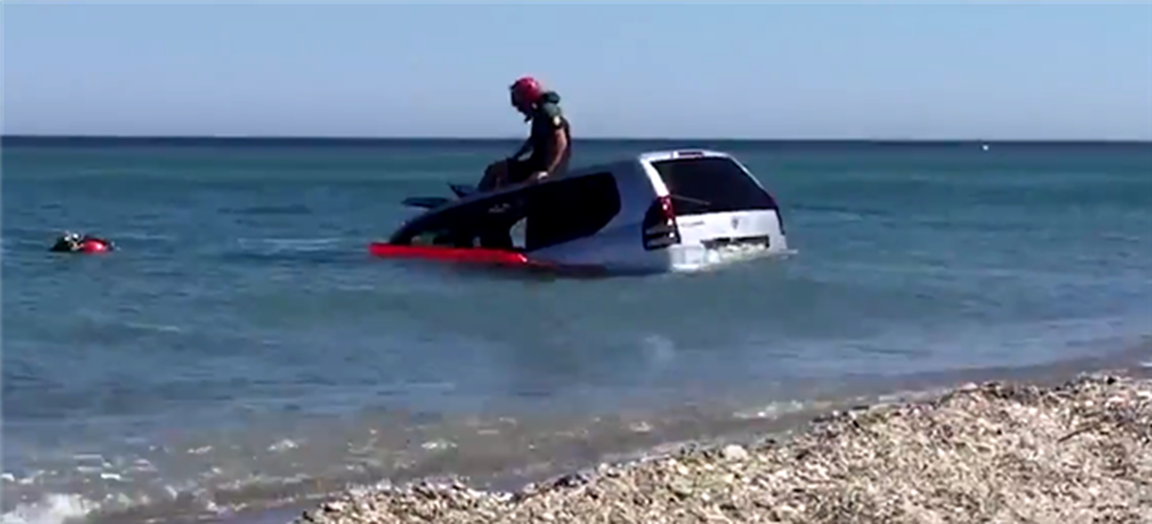 Hallan un Toyota Land Cruiser sumergido en la playa de Manilva