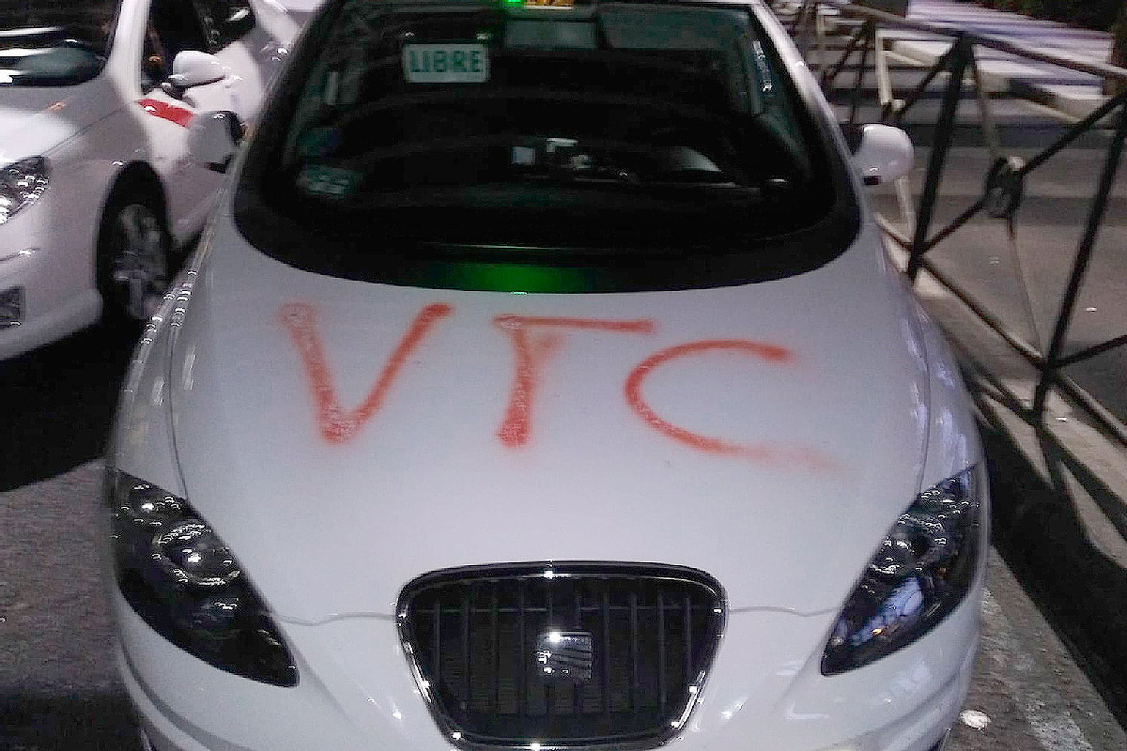 Este taxi amaneció el viernes con las letras VTC pintadas en el capó.