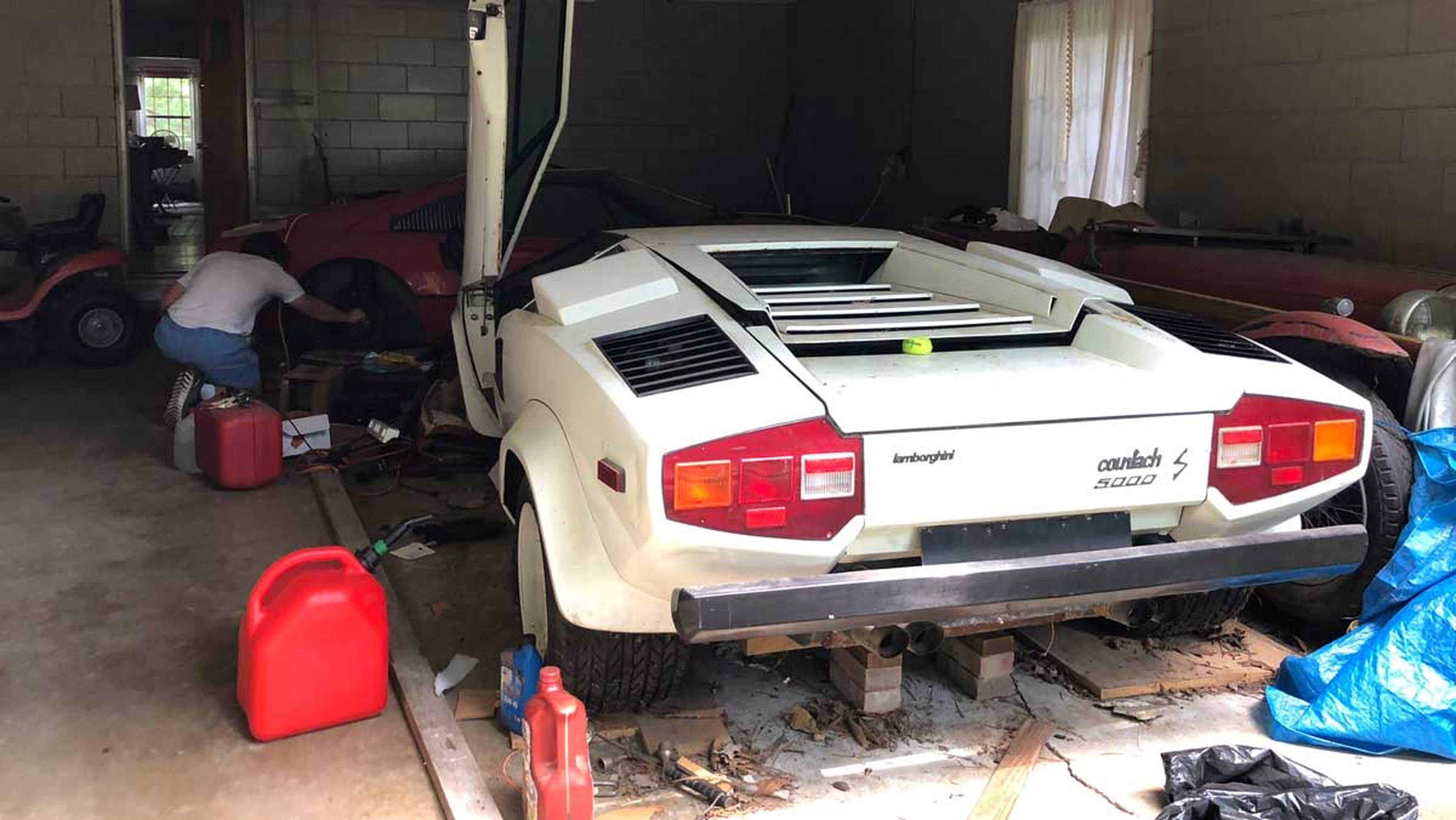 Lamborghini Countach abandonado