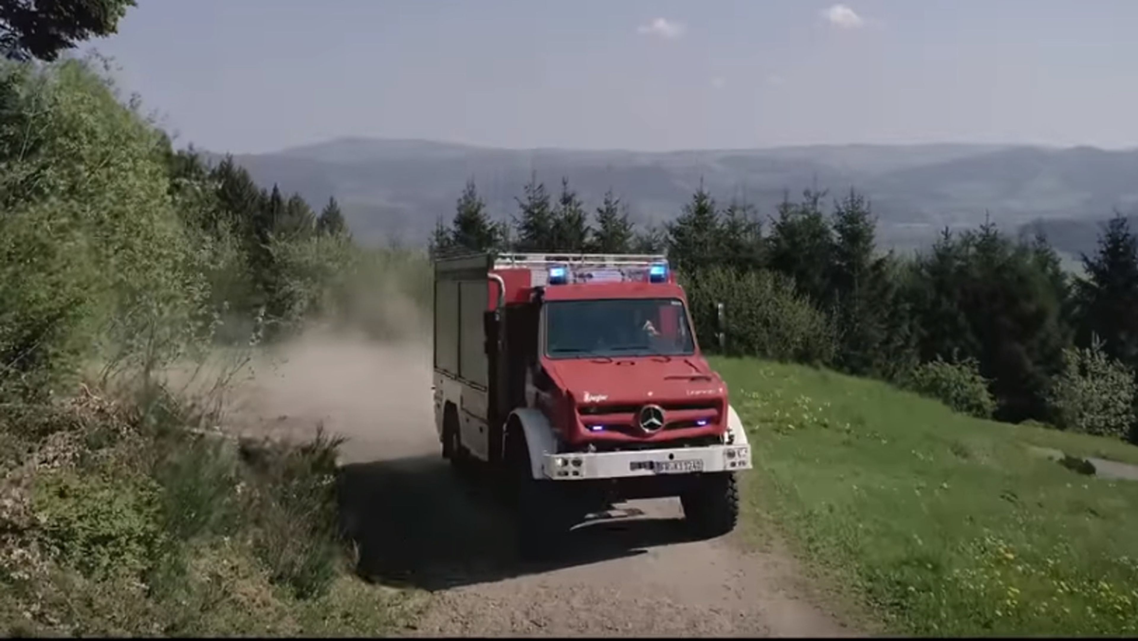 Un Mercedes Unimog de bomberos en plena acción