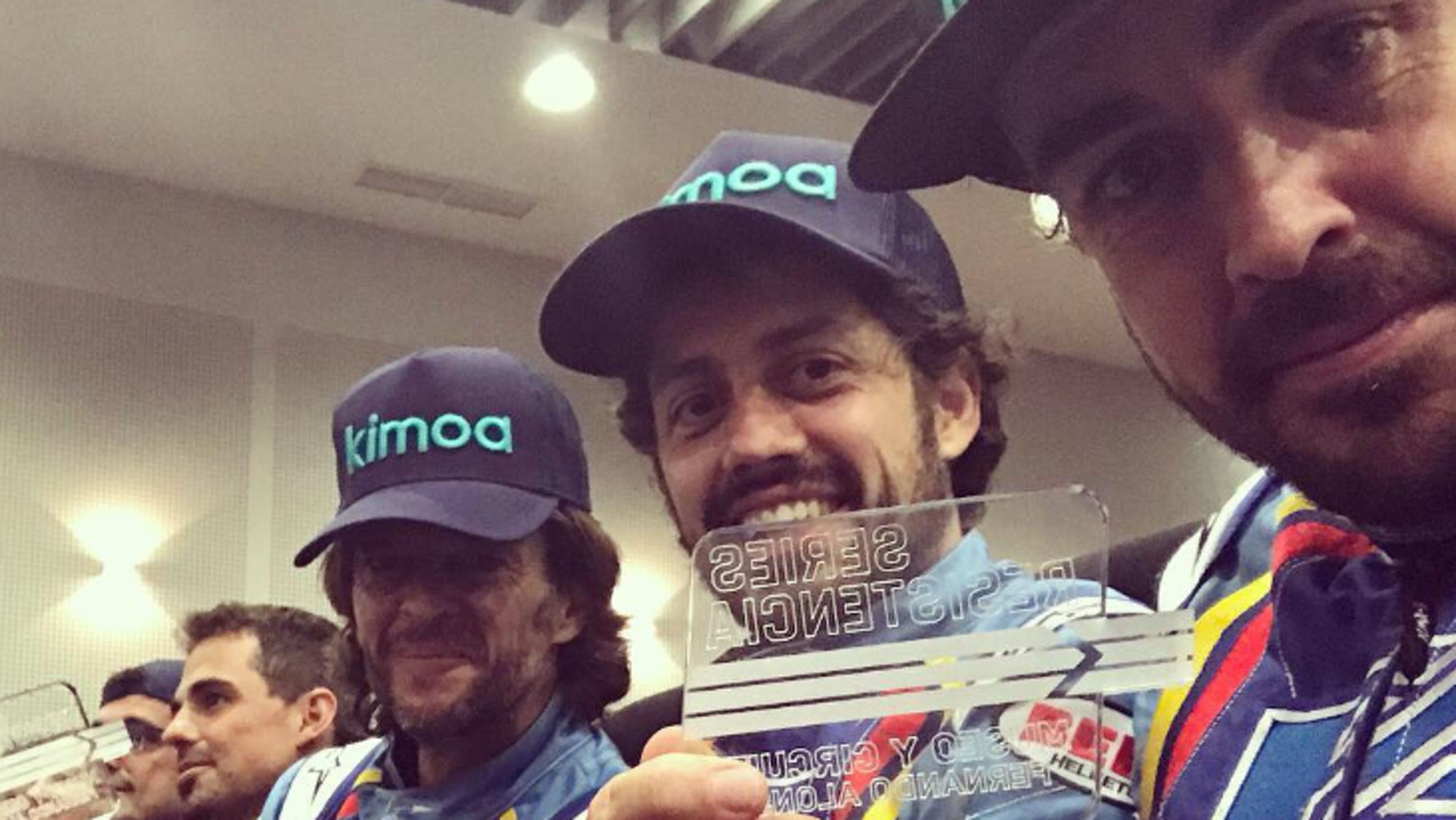 Alonso con el trofeo de las 6 Horas de Karting en Asturias