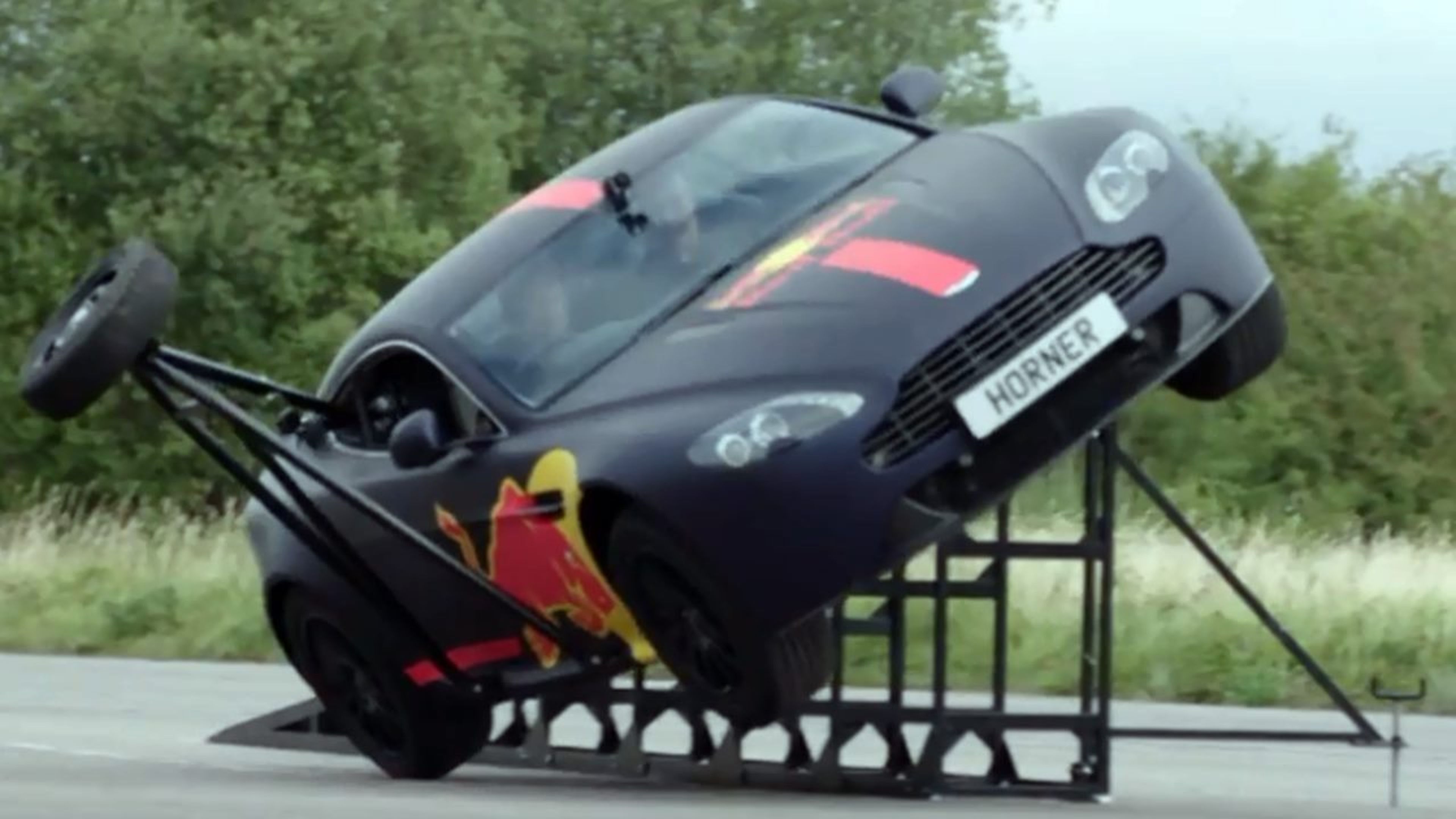 Horner pone el Aston Martin Vantage a dos ruedas