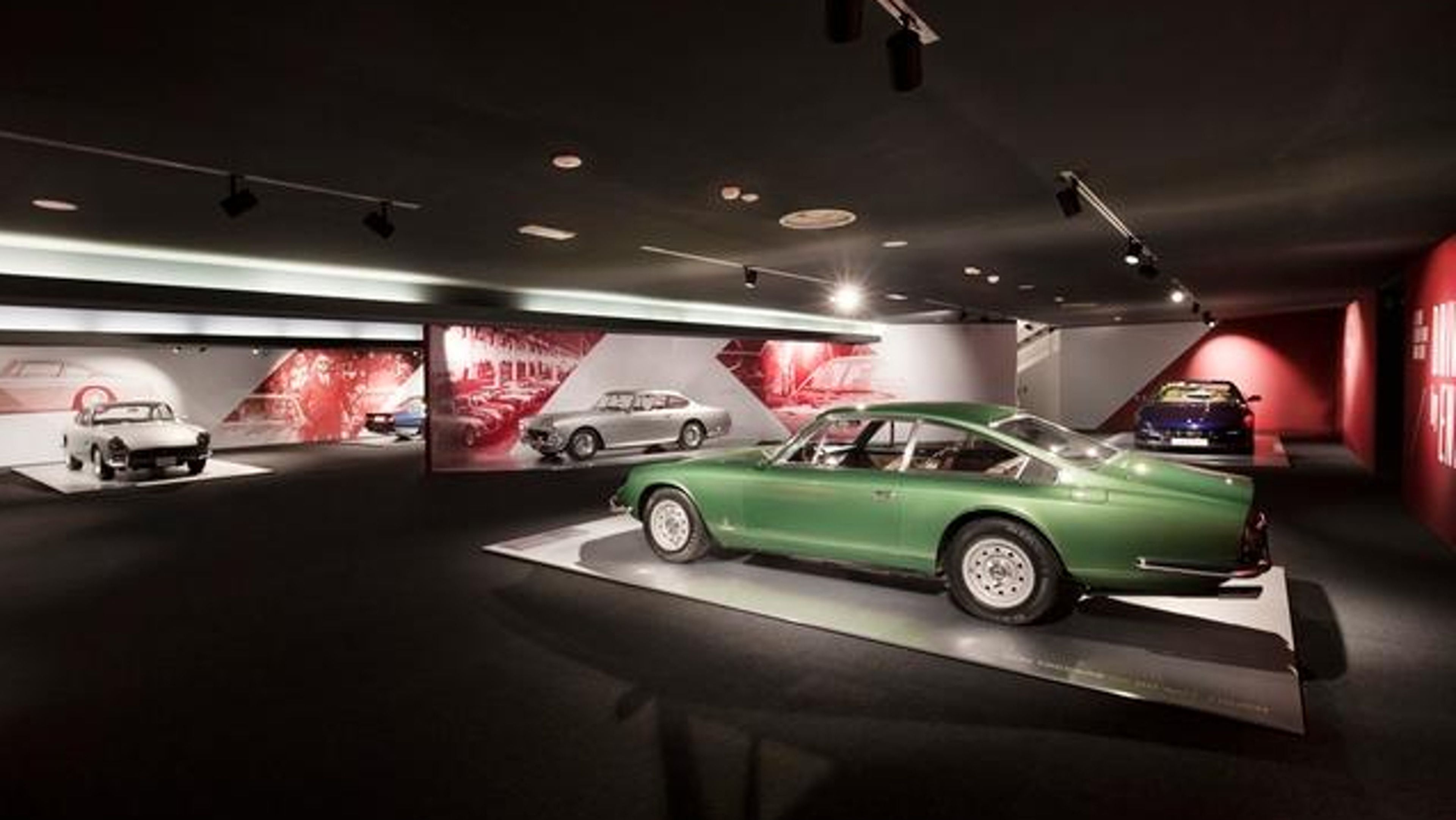 Interior de Driven by Enzo y Passion and Legend, exposiciones de Ferrari