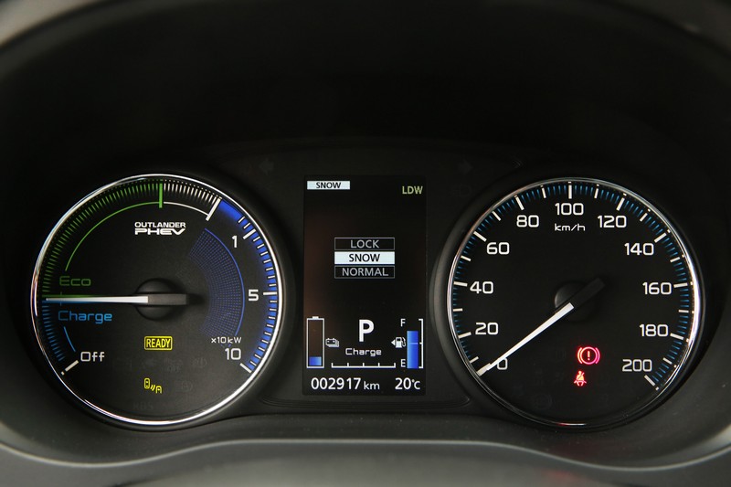 Mitsubishi Outlander PHEV nueva instrumentación Mitsubishi Outlander PHEV nueva instrumentación