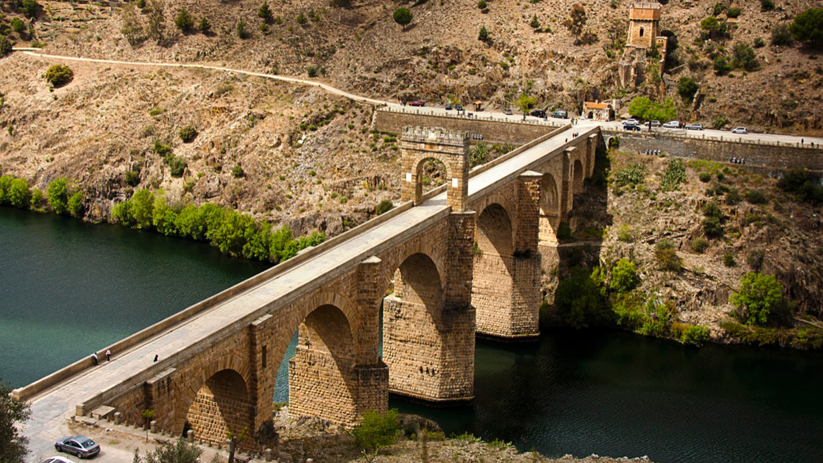 Los 5 puentes más antiguos de España por los que aún circulan coches