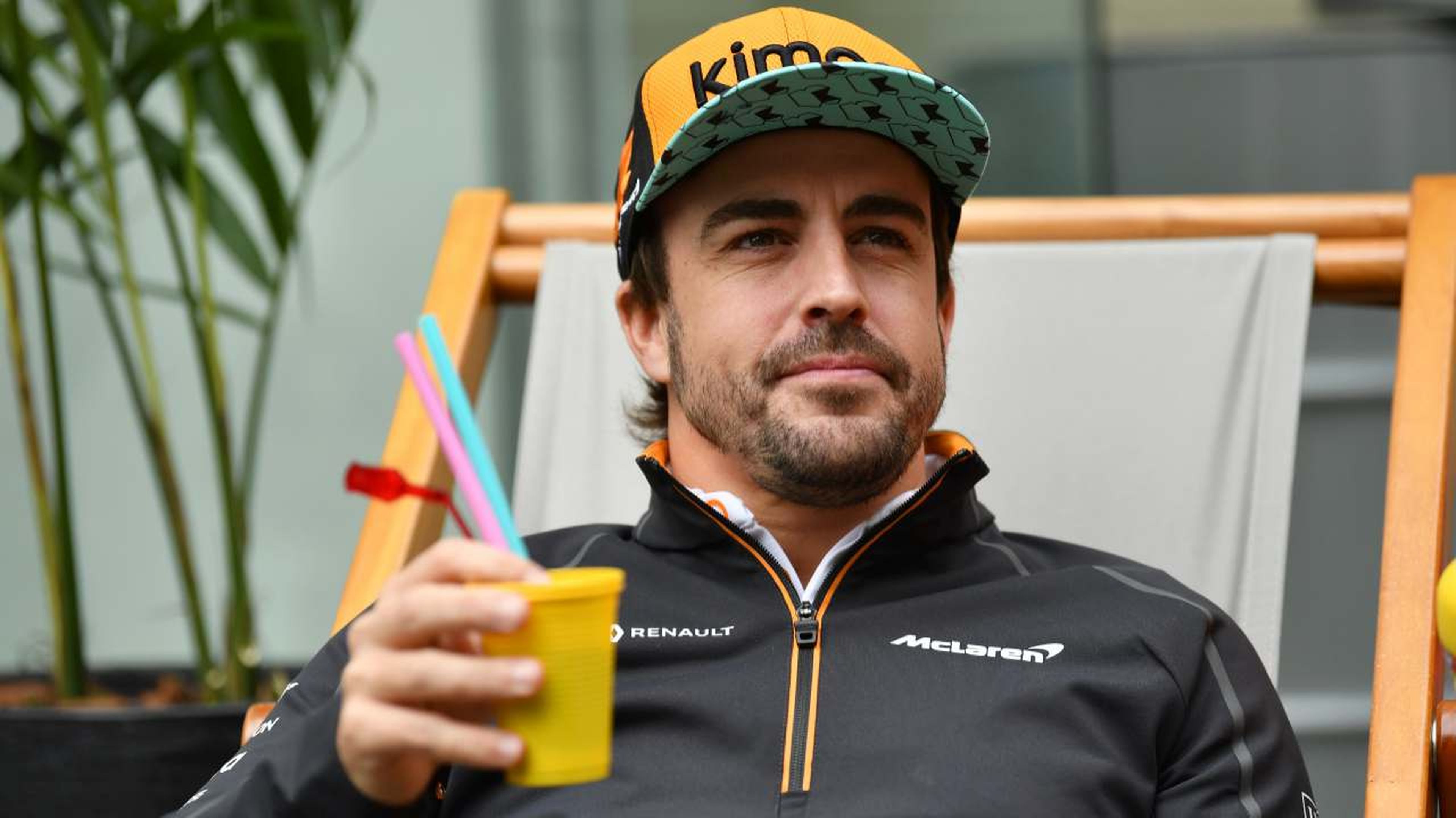 Alonso en el paddock del GP Brasil