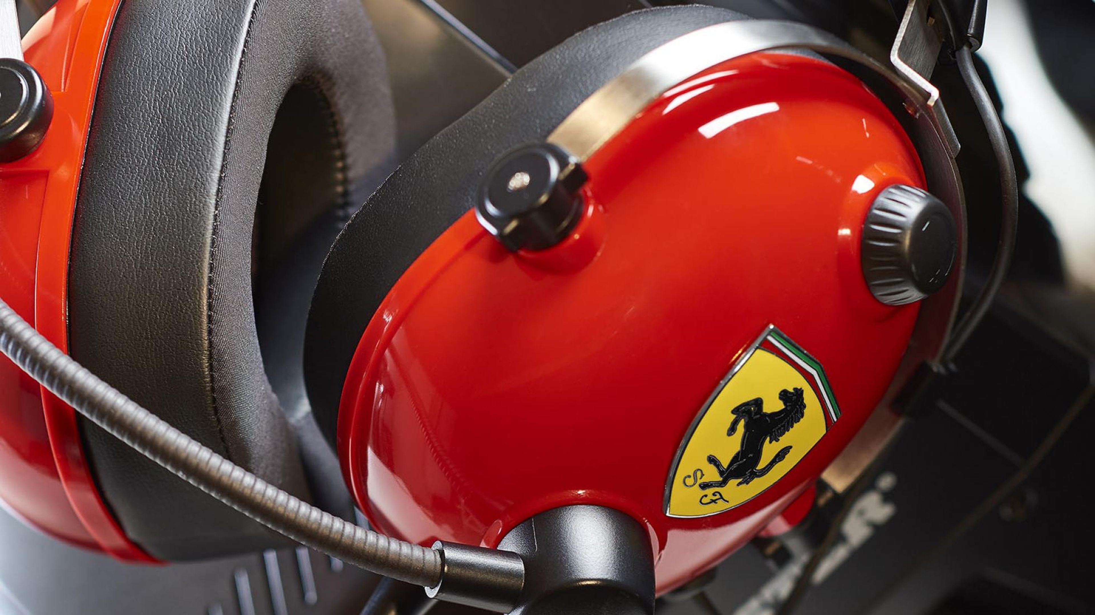 Auriculares Thrustmaster T Racing Scuderia Ferrari Edition (escudo)