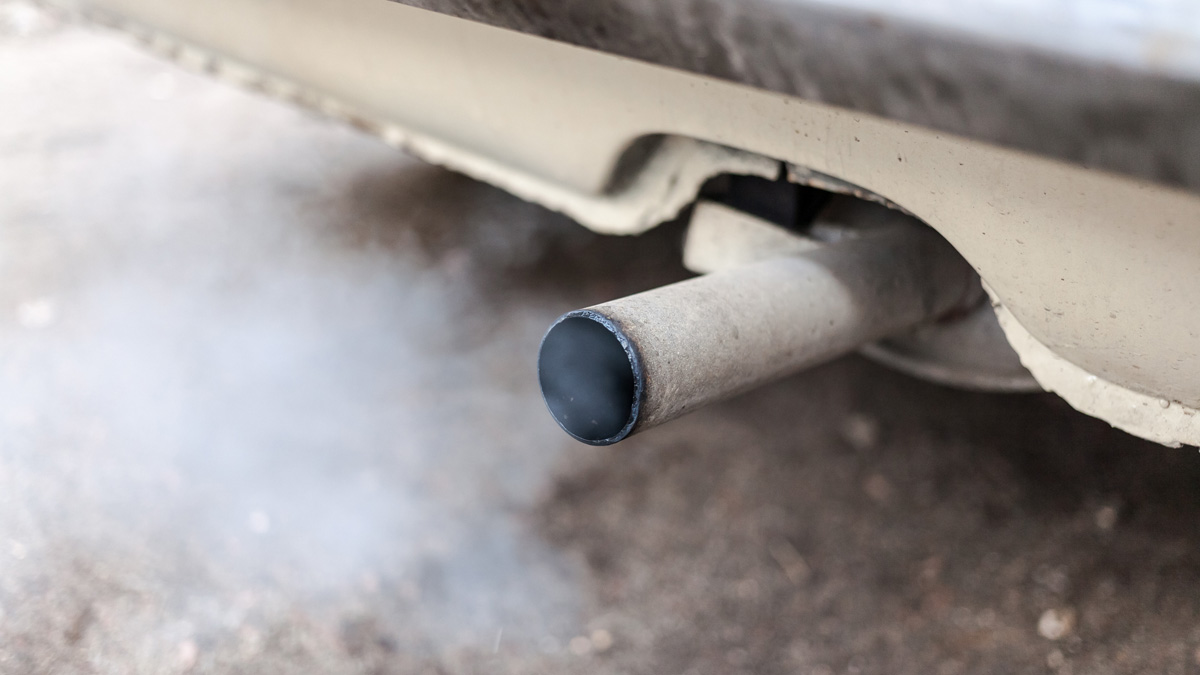 Contaminación tubo de escape aire contaminado humo