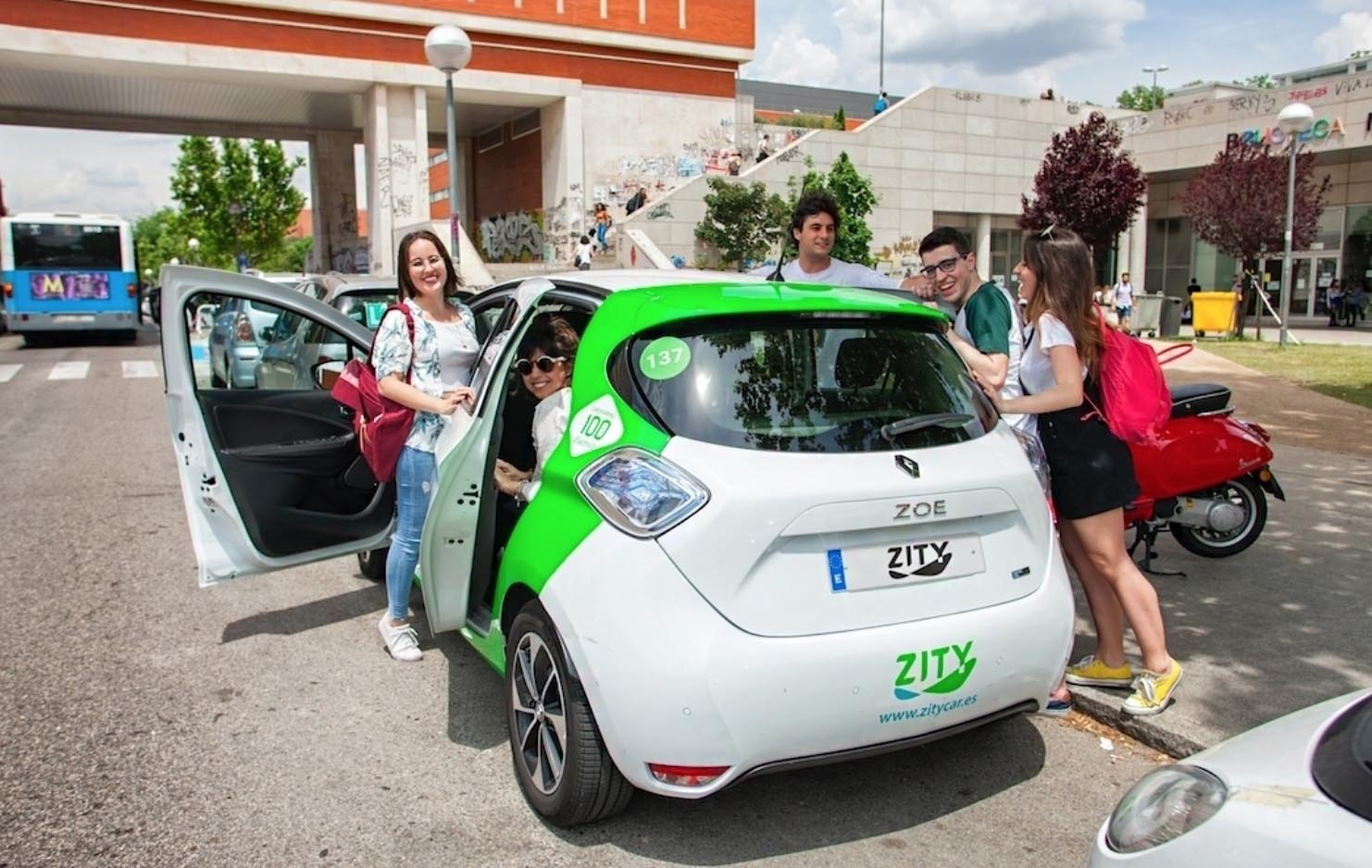 Jóvenes entrando en un coche compartido de Zity Jóvenes entrando en un coche compartido de Zity