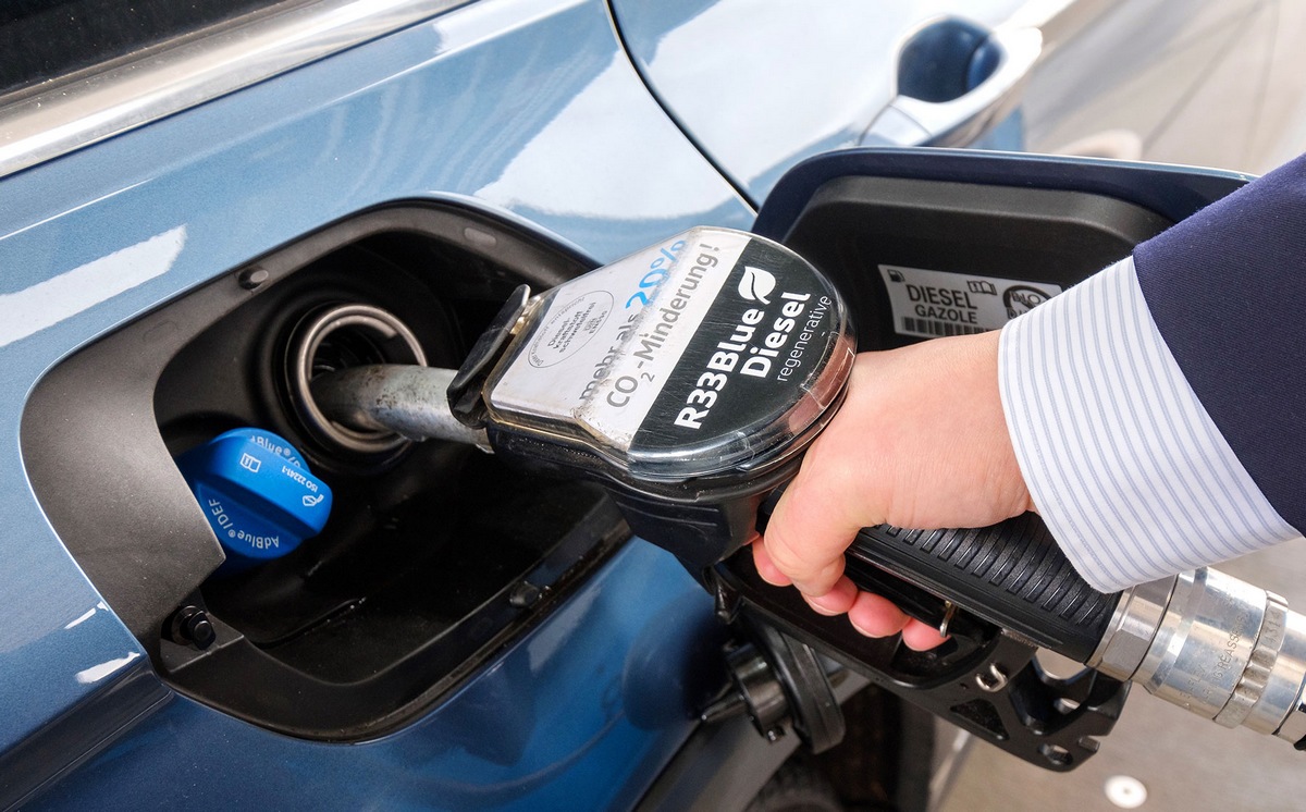 Qué es el Diésel R33, el nuevo diésel azul que revolucionará las gasolineras Diésel azul