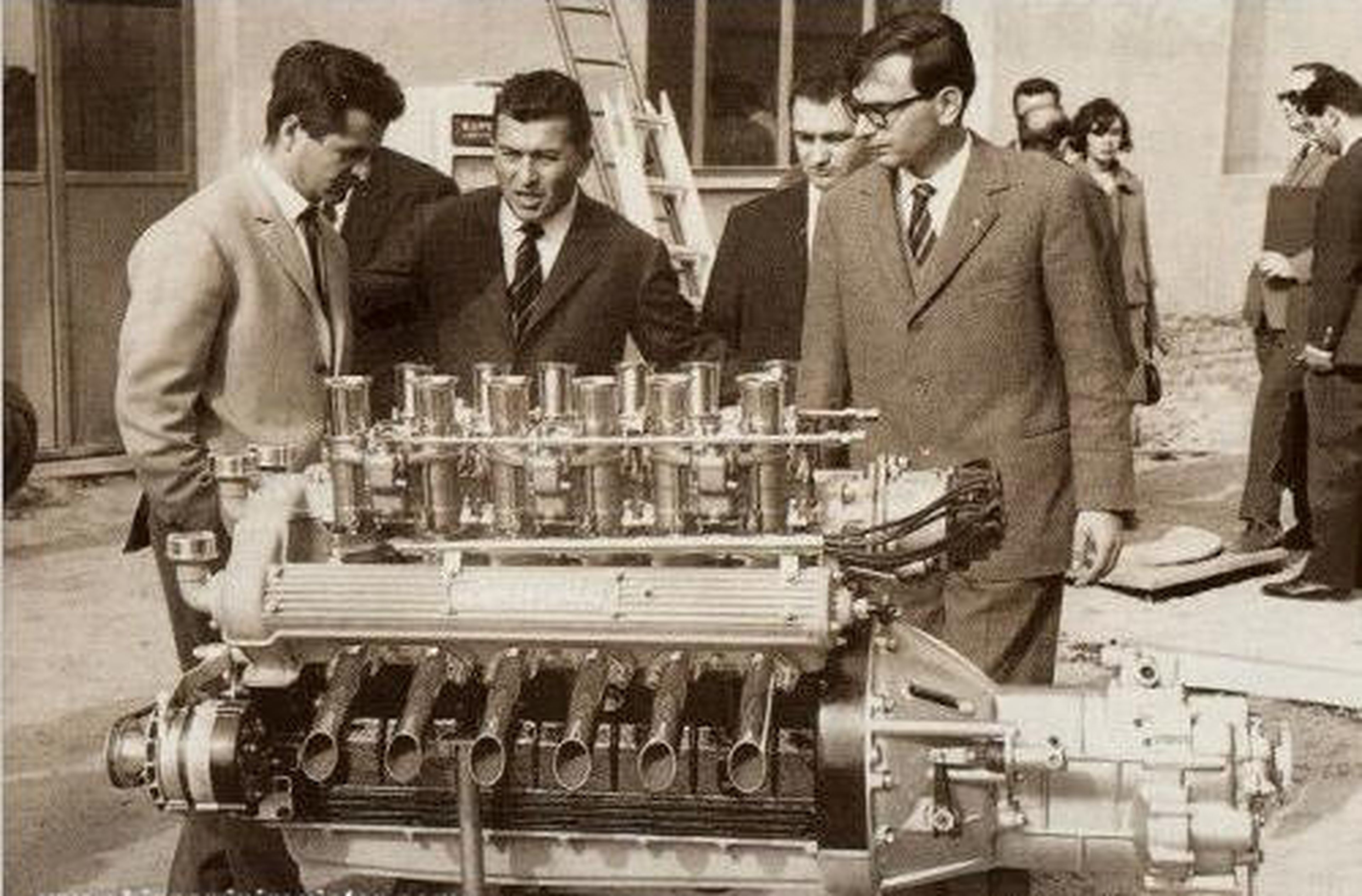 Prototipo de motor V12 de Lamborghini con Giotto Bizzarrini, Ferrucio Lamborghini y Gian Paolo Dallara.