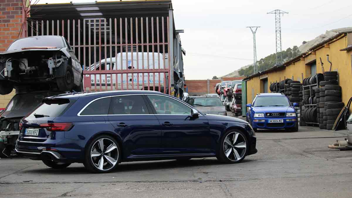 Audi RS4 Avant vs Audi RS2 Avant Audi RS4 Avant vs Audi RS2 Avant