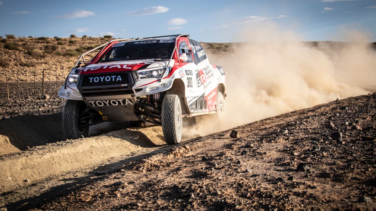 Fernando Alonso con el Toyota Hilux del Dakar Fernando Alonso con el Toyota Hilux del Dakar