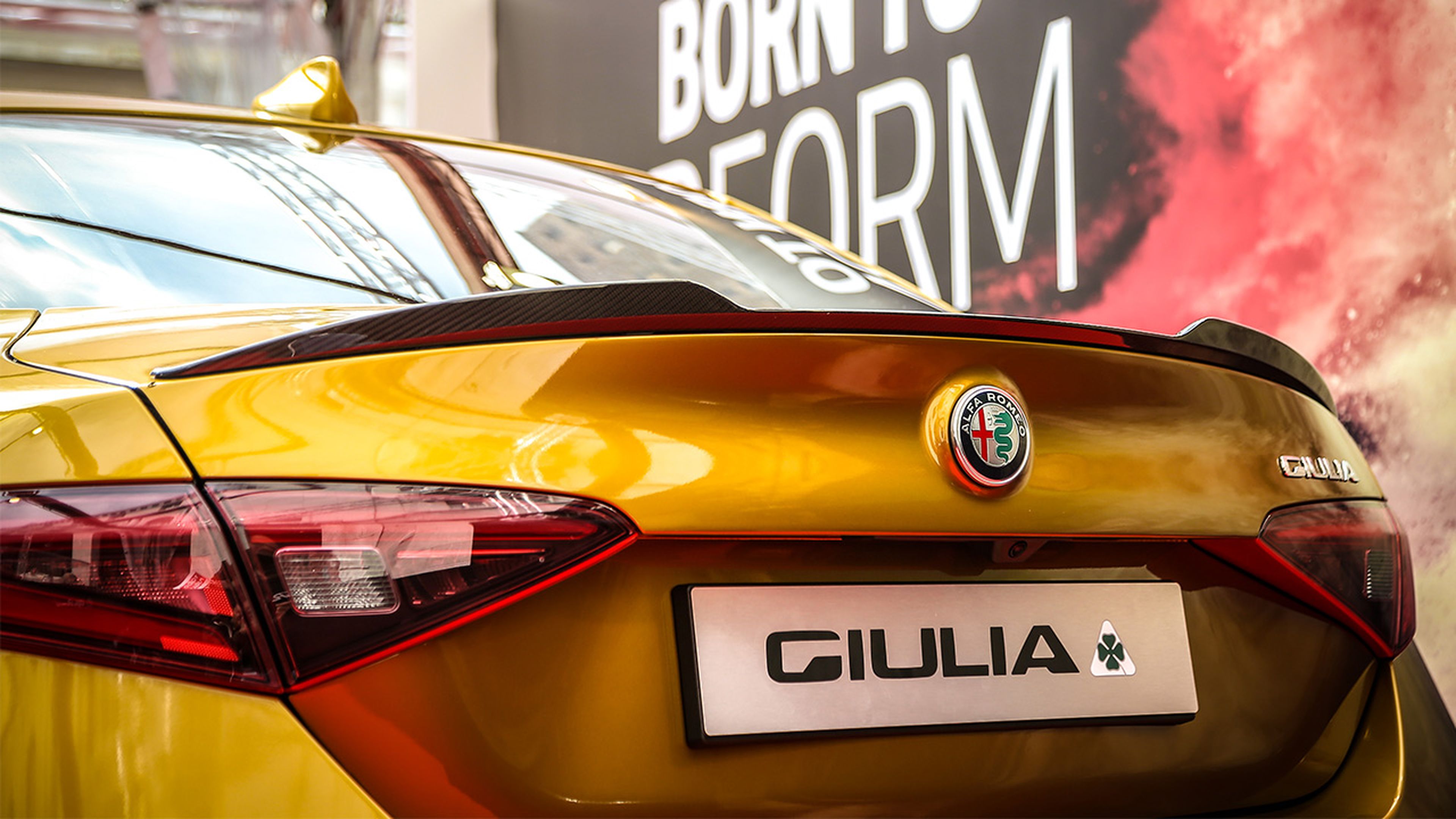 Alfa Romeo Giulia dorado trasera